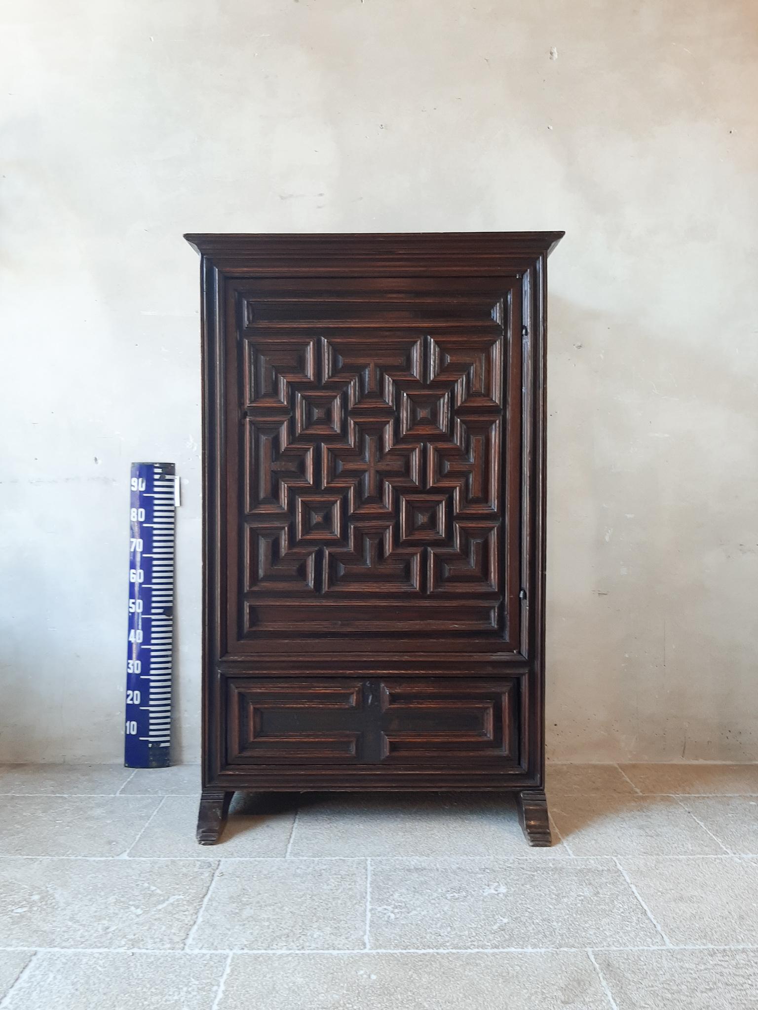 17th Century Antique Spanish Baroque Walnut and Pine Armario Chest, Part Rest In Good Condition In Baambrugge, NL