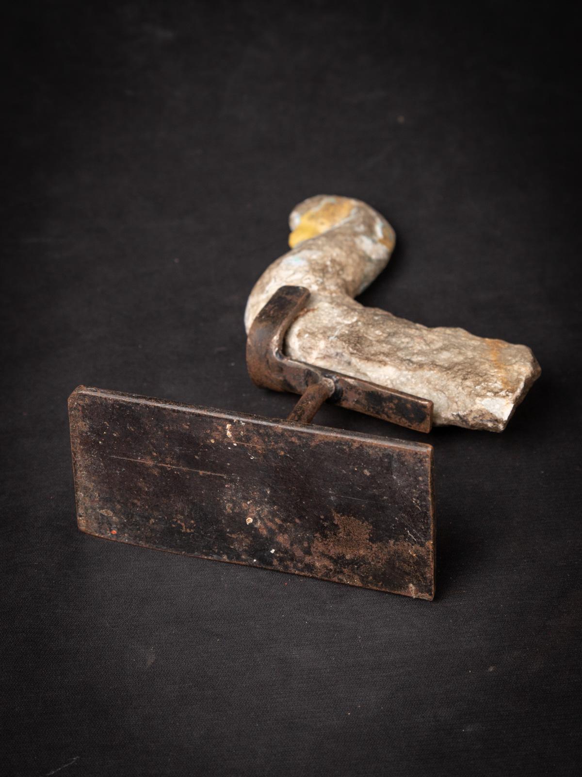 Antikes Fragment eines Steintempels
MATERIAL: Naturstein
22,3 cm hoch
6 cm breit und 14 cm tief
17. Jahrhundert - möglicherweise früher
Gewicht: 777 Gramm
Mit Ursprung in Indien