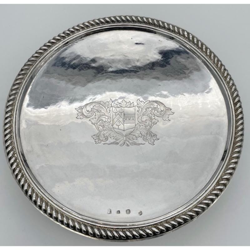 Argent 17ème siècle Antiquité William & Mary Large Silver Tazza Lond 1692 William Gamble en vente