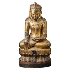 statue de Bouddha birman ancien en bois du 17ème siècle au Bhumisparsha Mudra