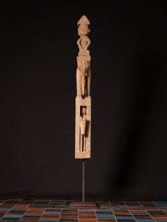 Antico palo birmano Chin in legno del XVII secolo, proveniente dalla Birmania