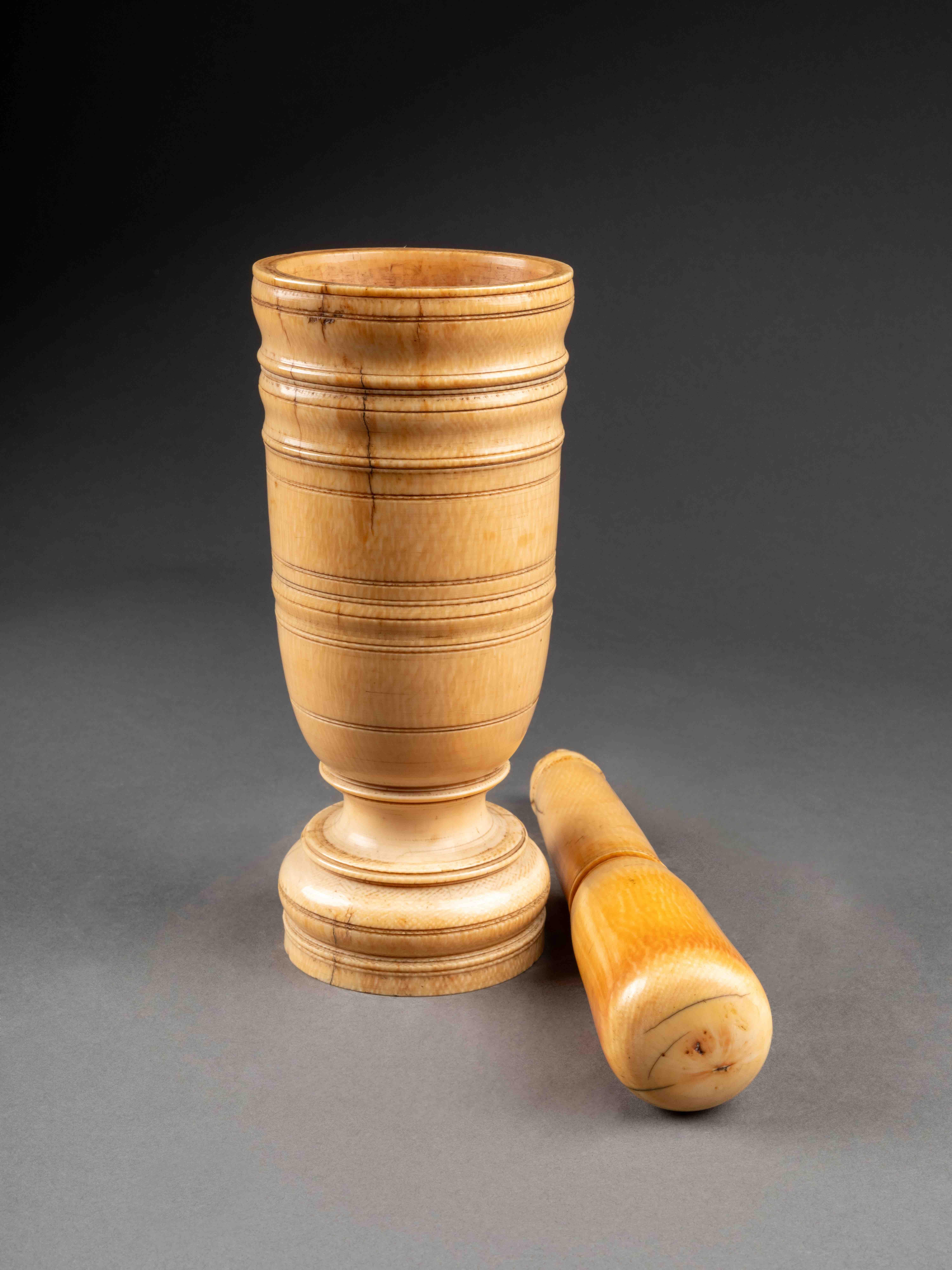 Renaissance 17th century apothecary's ivory mortar and pestle - Germany For Sale