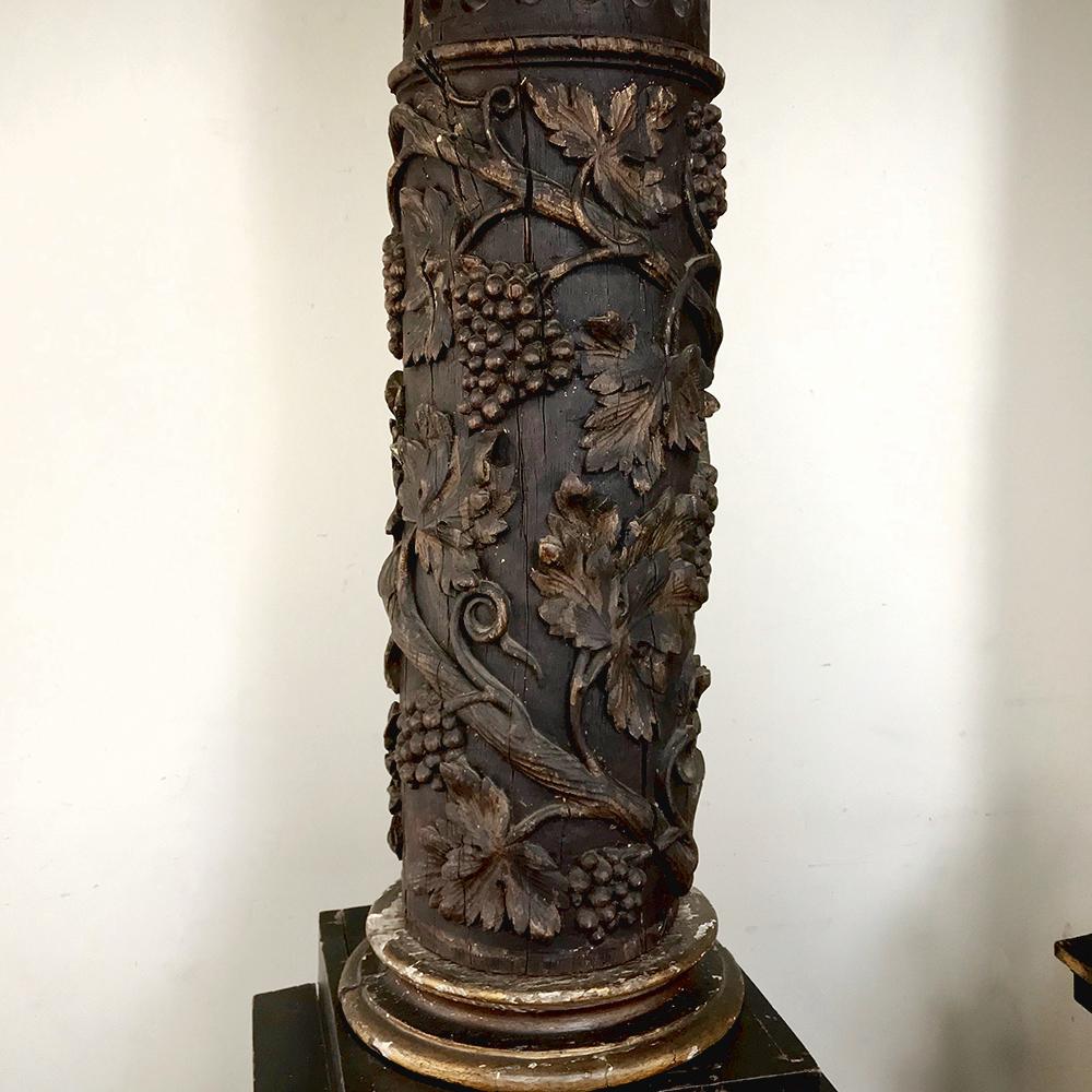 Sculpté à la main Columnes corinthiennes italiennes monumentales sur piédestaux du 17ème siècle en vente