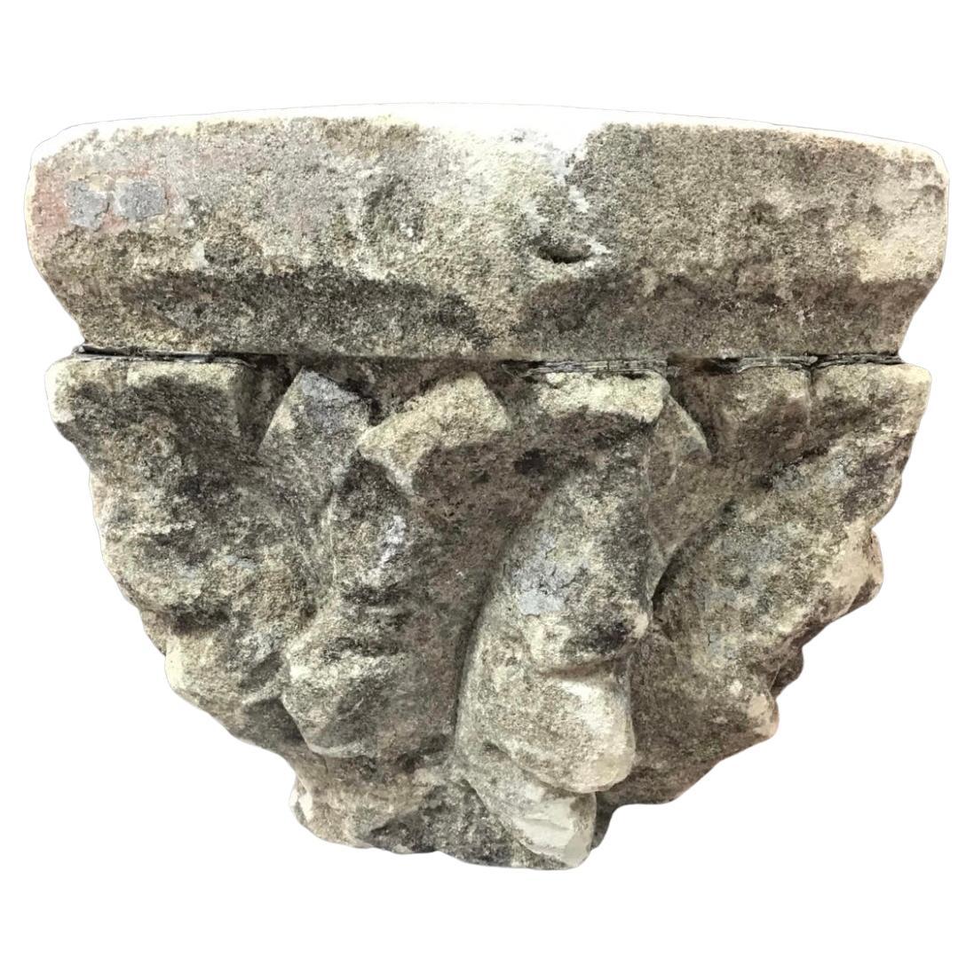 Das seltene Fragment stammt aus dem 17. Jahrhundert und hätte auf einer Säule gestanden. Die Rückseite war am Gebäude befestigt und stützte höchstwahrscheinlich ein Gesims oder einen Bogen, wie sie in mittelalterlichen Gebäuden bis in die frühen