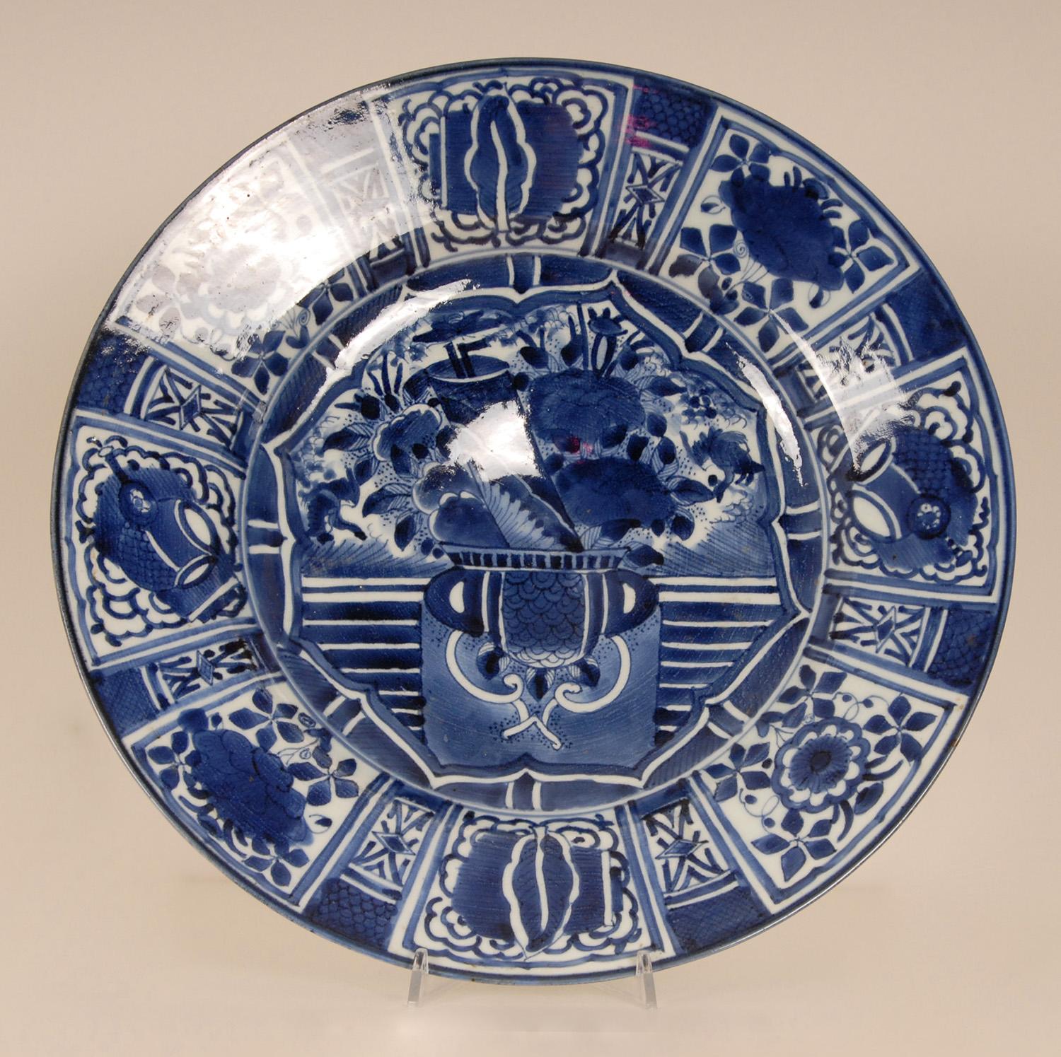 Large 17th Century Japanese Edo Period Arita dish Chinoiserie blue and white Wanli Kraak Charger
Material: Ceramic, porcelain
Design: Arita, Ming Dynasty, Wanli style, Chinoiserie
Style: Ming, William and Mary - Louis XIV Baroque, Antique, Asian