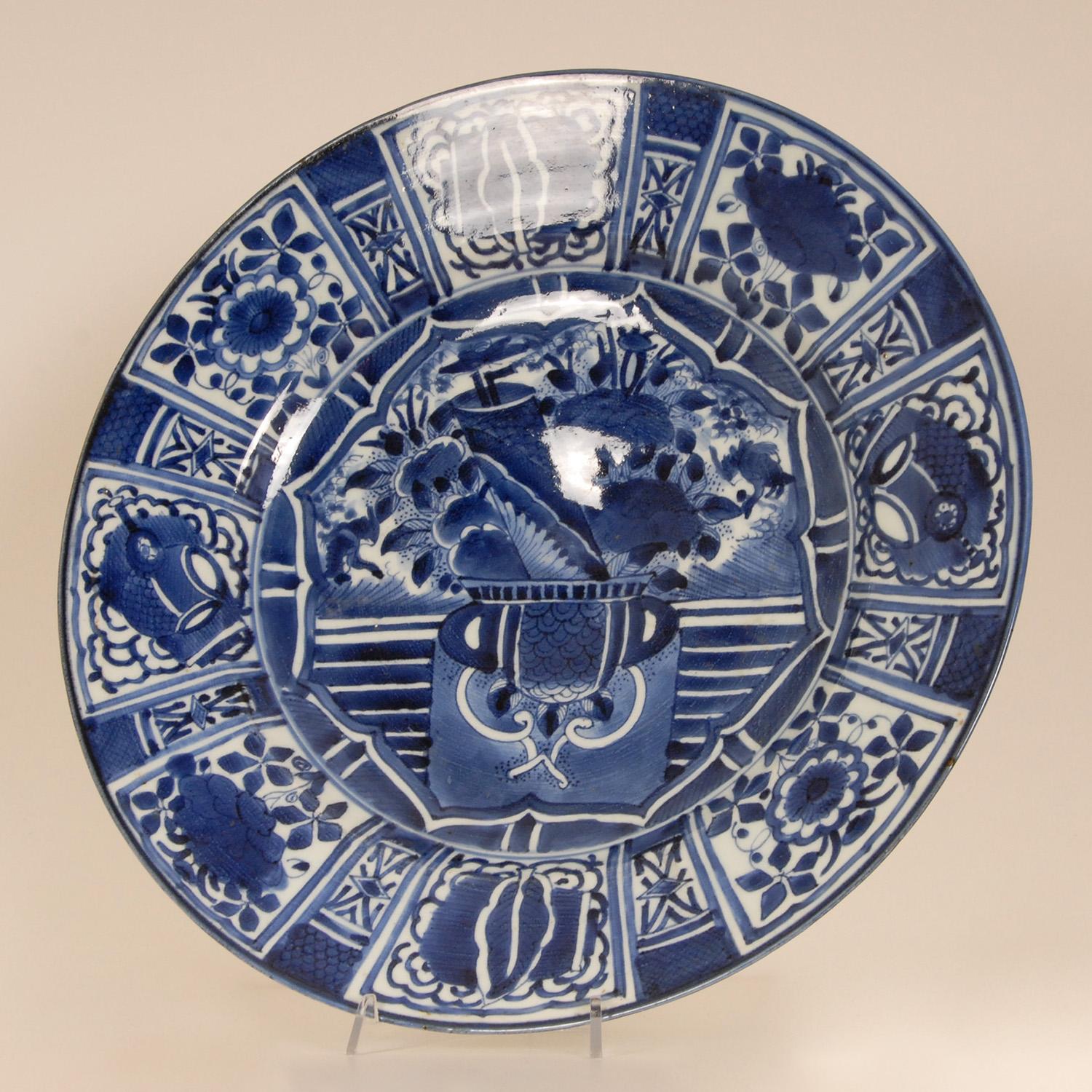 17th Century Arita Dish Blue White Export Porcelain Charger Ming Edo Period In Good Condition For Sale In Wommelgem, VAN