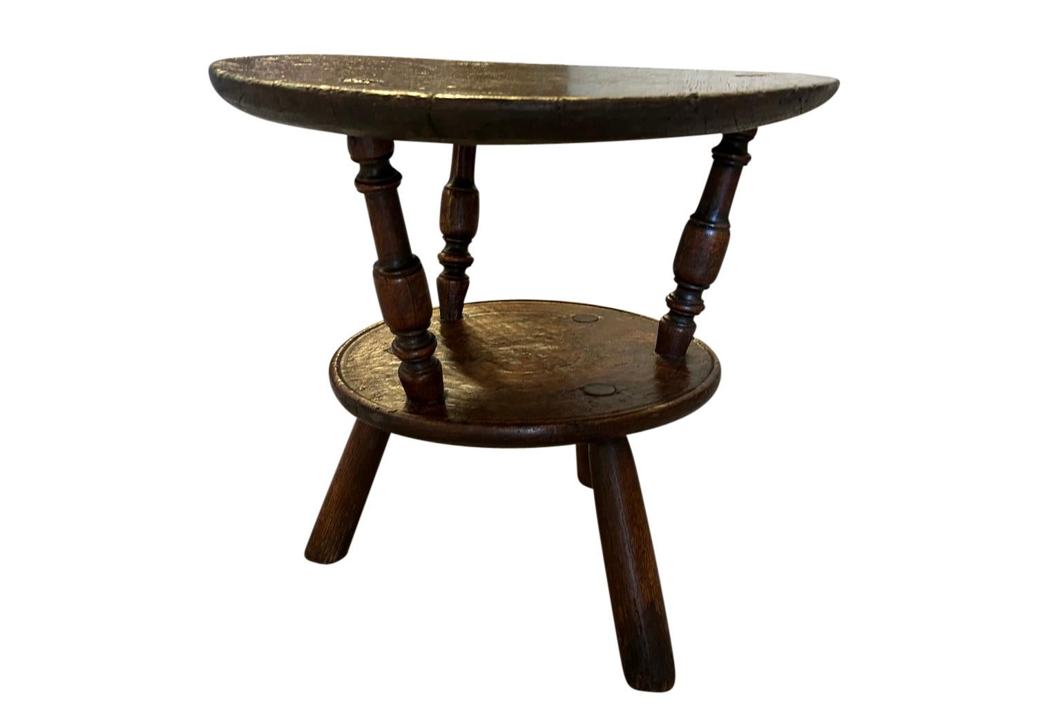 Charmante table d'appoint de l'Arte Populaire du 17e siècle provenant de la région de l'Ardèche en France. Construit en châtaignier, il a une forme circulaire à deux niveaux et des pieds en trépied. Excellente patine - chaude et lumineuse. 