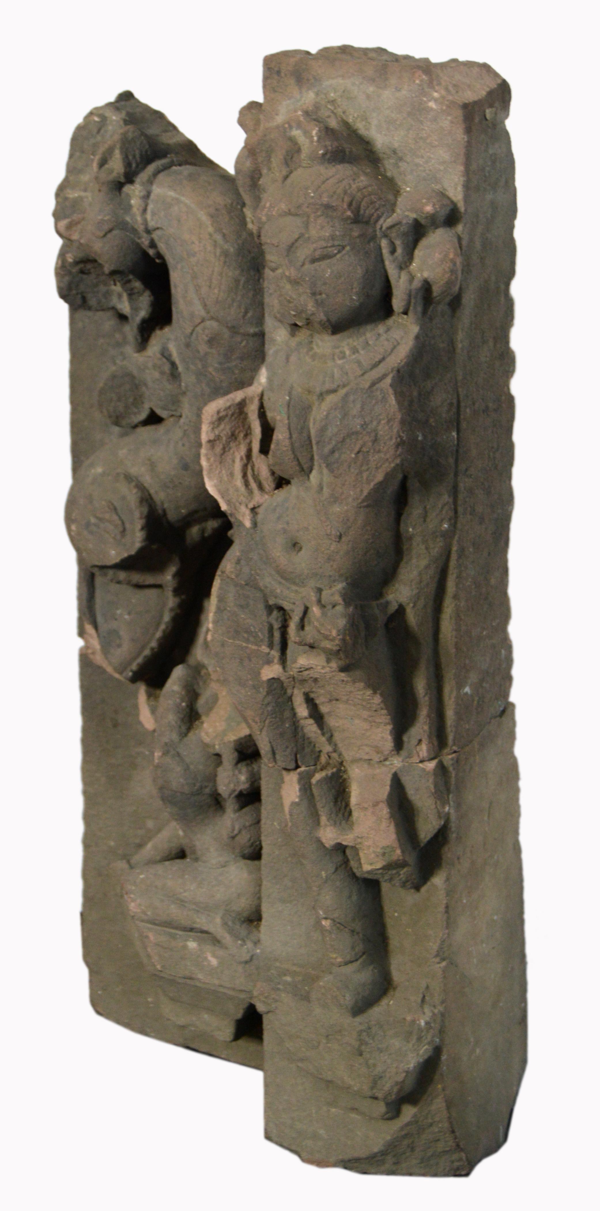 Sculpture de temple en pierre sculptée à la main datant du XVIIe siècle en Asie, probablement en Inde, représentant une divinité. Dotée d'une forte patine révélant son âge, cette sculpture en pierre sculptée à la main en haut-relief ornait les murs
