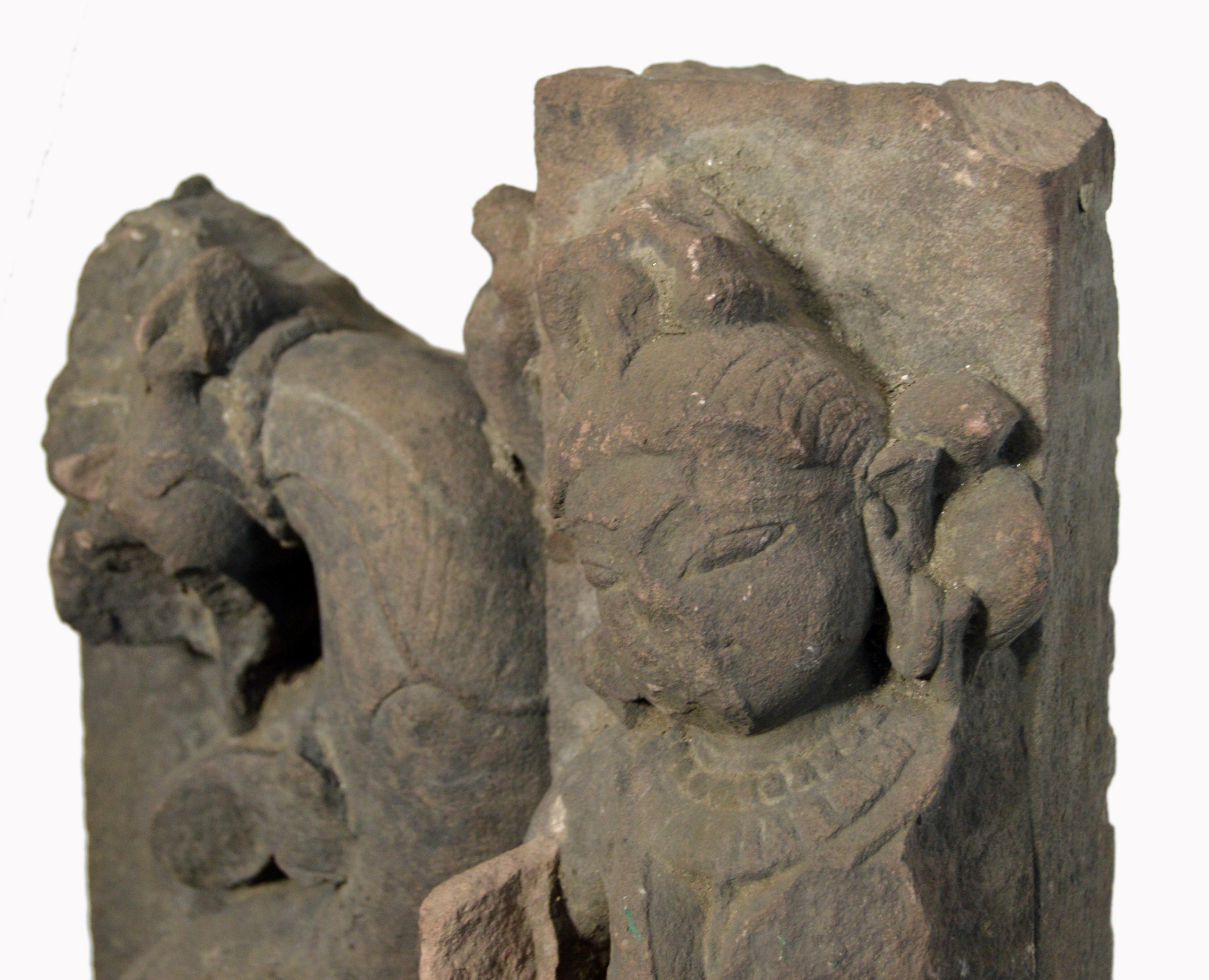 Asiatische, handgeschnitzte Tempelskulptur einer weiblichen Göttin aus Stein aus dem 17. Jahrhundert im Zustand „Relativ gut“ im Angebot in Yonkers, NY