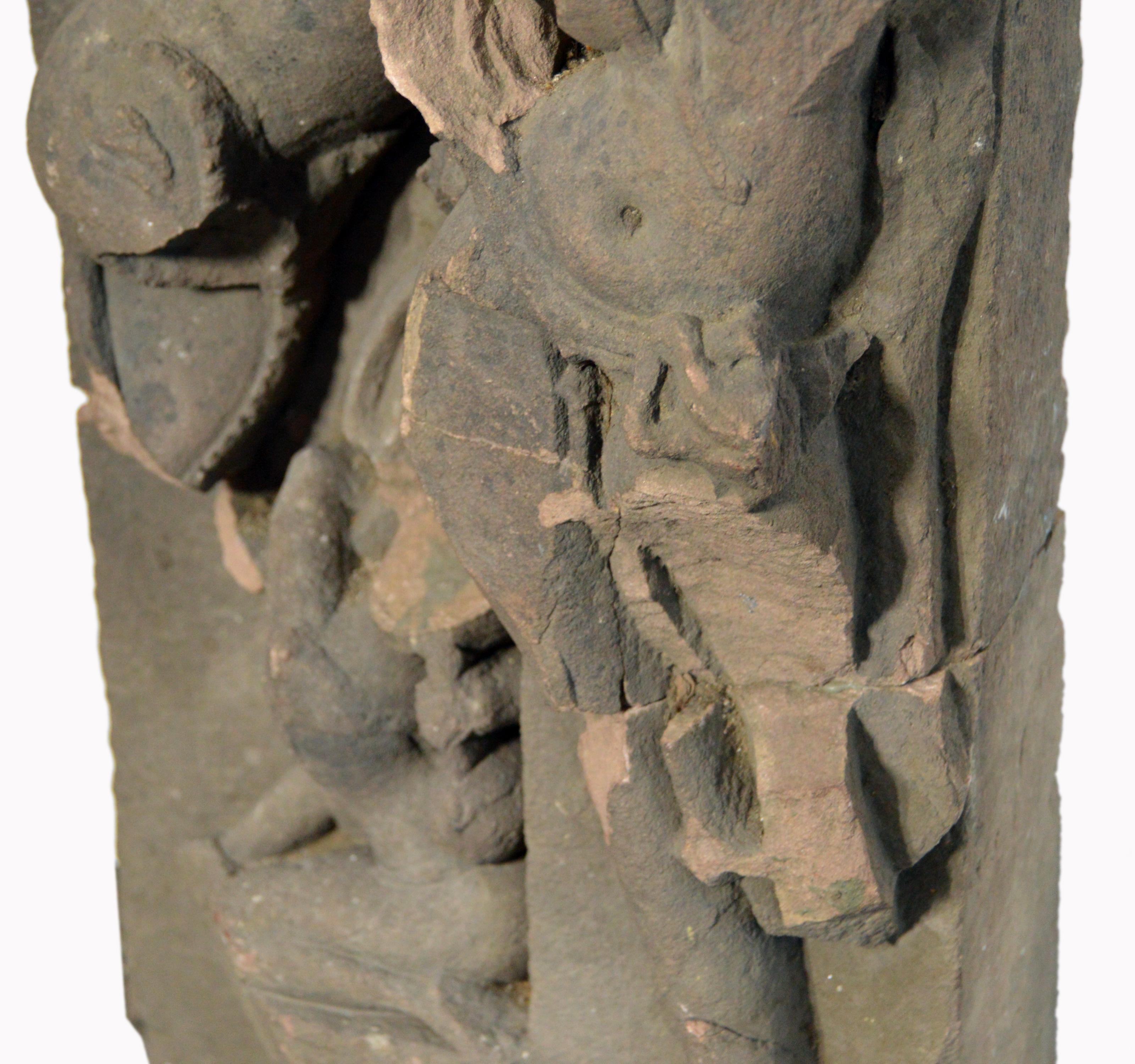 Sculpture de temple asiatique en pierre sculptée à la main du 17ème siècle représentant une divinité féminine État moyen - En vente à Yonkers, NY
