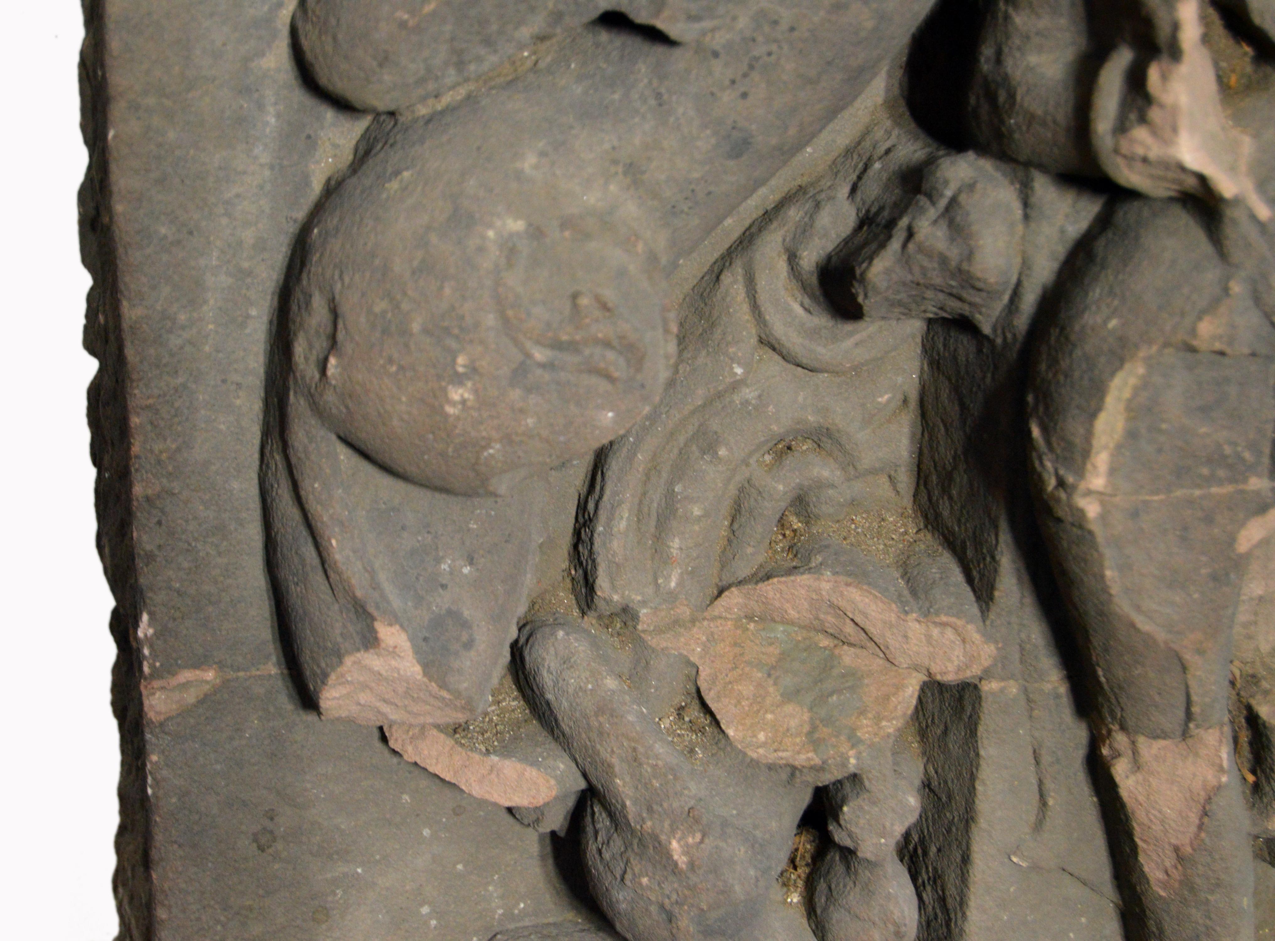 Asiatische, handgeschnitzte Tempelskulptur einer weiblichen Göttin aus Stein aus dem 17. Jahrhundert im Angebot 2