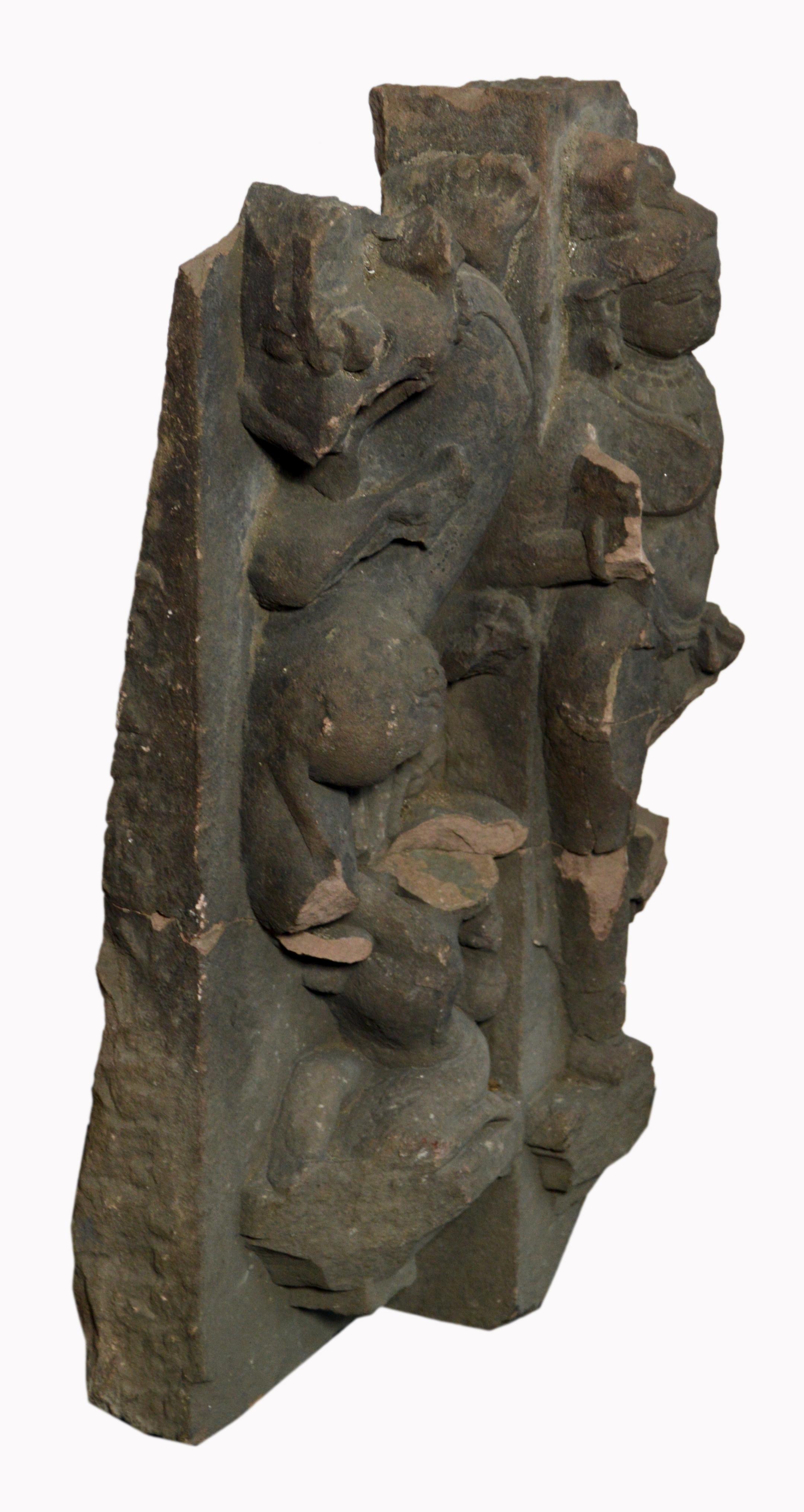 Sculpture de temple asiatique en pierre sculptée à la main du 17ème siècle représentant une divinité féminine en vente 1