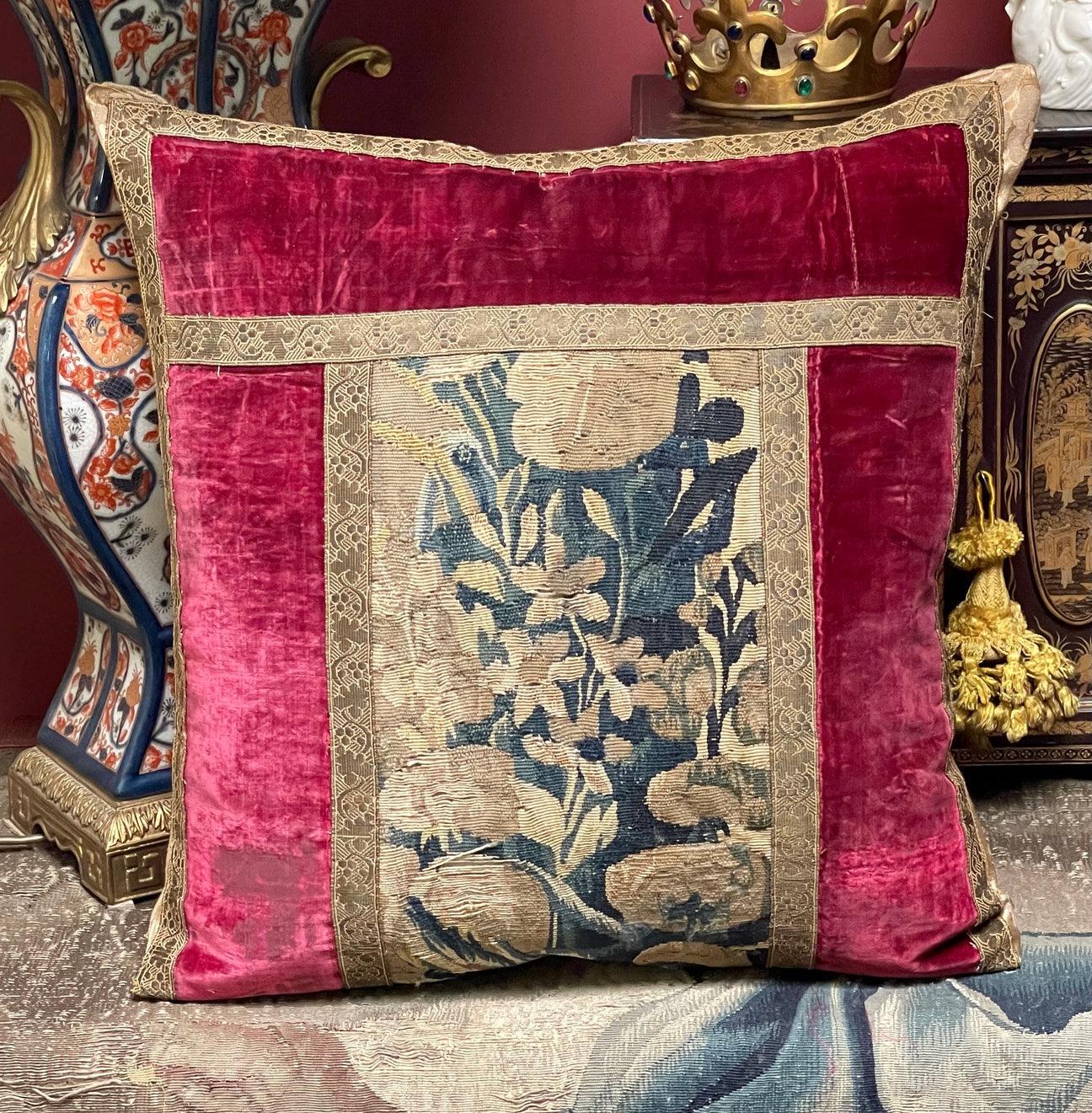 Cuscino su misura realizzato a mano
Velluto di seta veneziano dell'inizio del XVII secolo
Pannello di arazzo Aubusson Verdure francese del XVII secolo
Trecce metalliche dorate del XVIII secolo
Il supporto in tessuto color oro pallido è molto più
