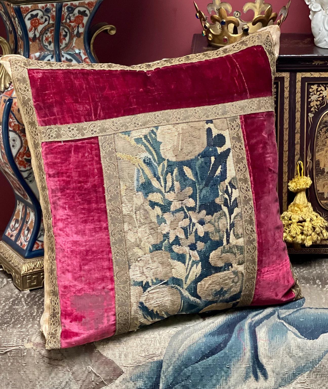 Francese Cuscino ad arazzo Aubusson del XVII secolo in vendita