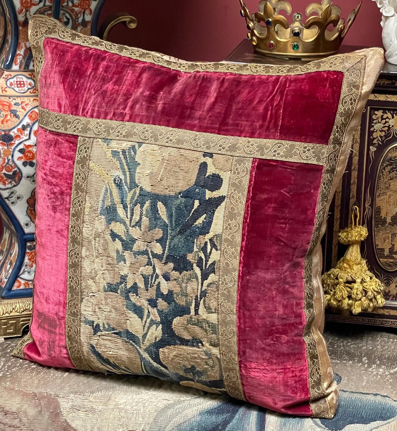 Tessuto a mano Cuscino ad arazzo Aubusson del XVII secolo in vendita