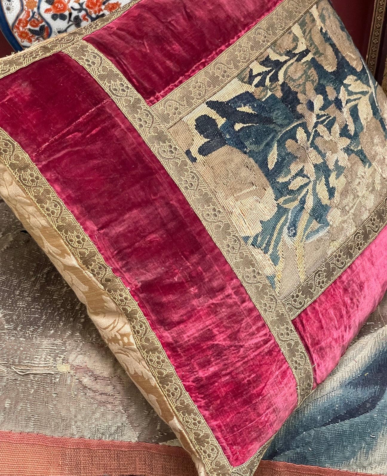 Cuscino ad arazzo Aubusson del XVII secolo In condizioni buone in vendita a Canterbury, GB