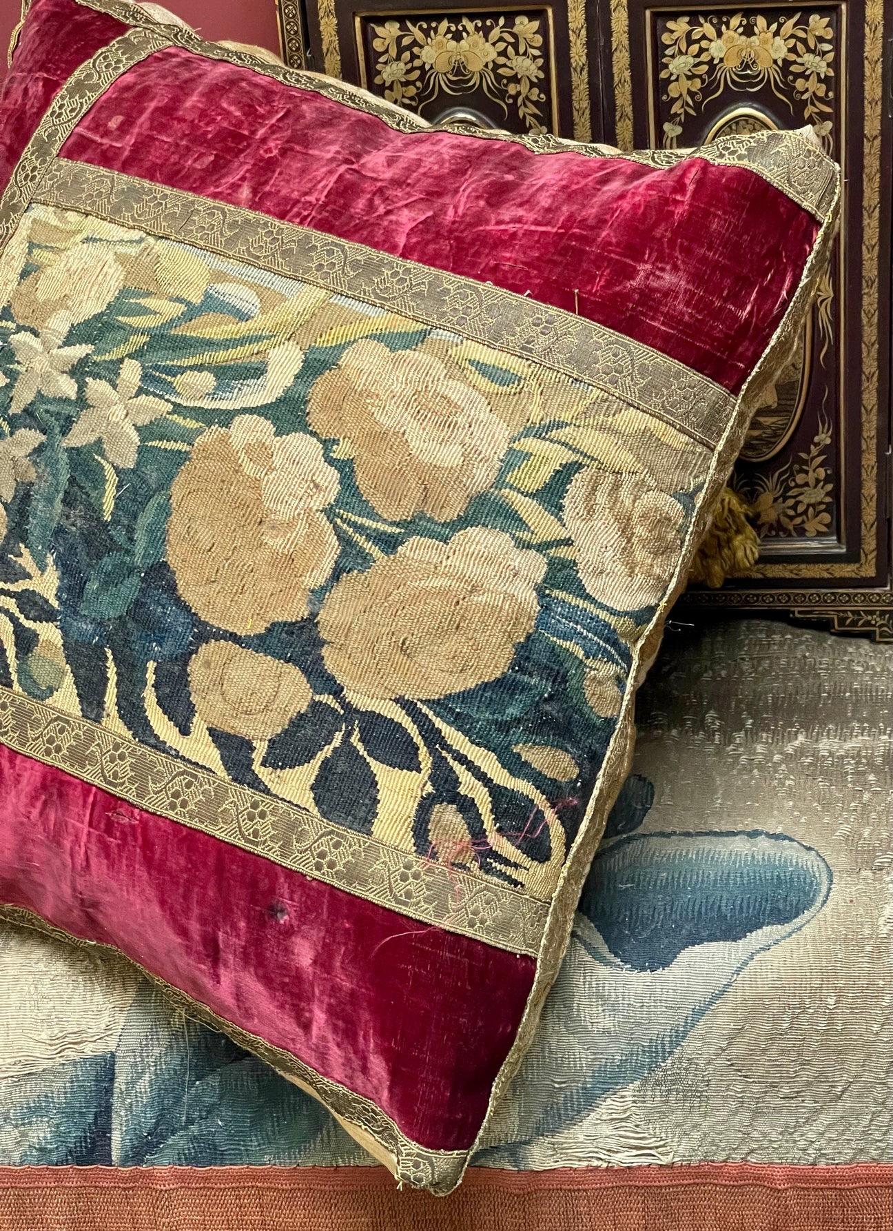 Fino al XVIII secolo Cuscino ad arazzo Aubusson del XVII secolo in vendita