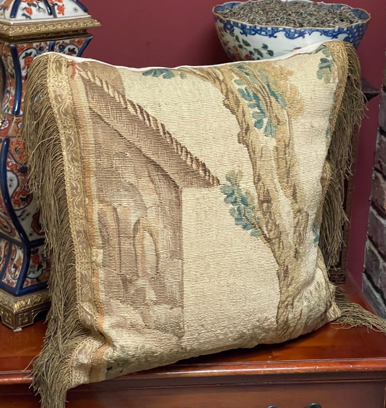 Almohada Grande Impresionante Antiguo

El panel del tapiz francés de Aubusson data del siglo XVII

Tejido en lana y seda teñidas de forma natural con una representación de árboles y un castillo Acabado con trenza metálica dorada del siglo XVII y