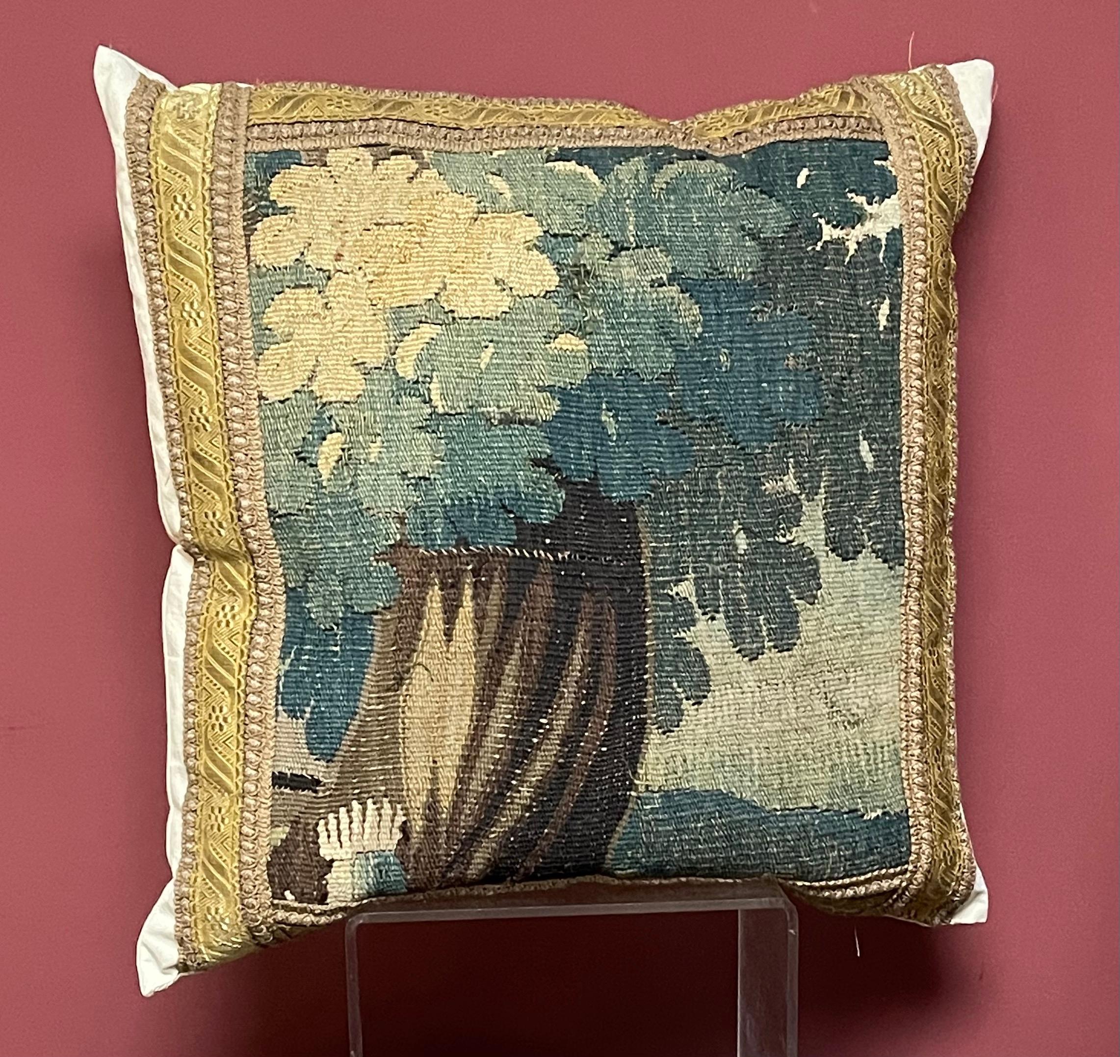 Cuscino antico

Il pannello dell'arazzo francese Aubusson risale al XVII secolo.

Tessuto in lana e seta tinta Nature

Rifinito su quattro lati con un'ampia treccia metallica color oro antico e lino.

Con il retro di un antico lino homepun

Il