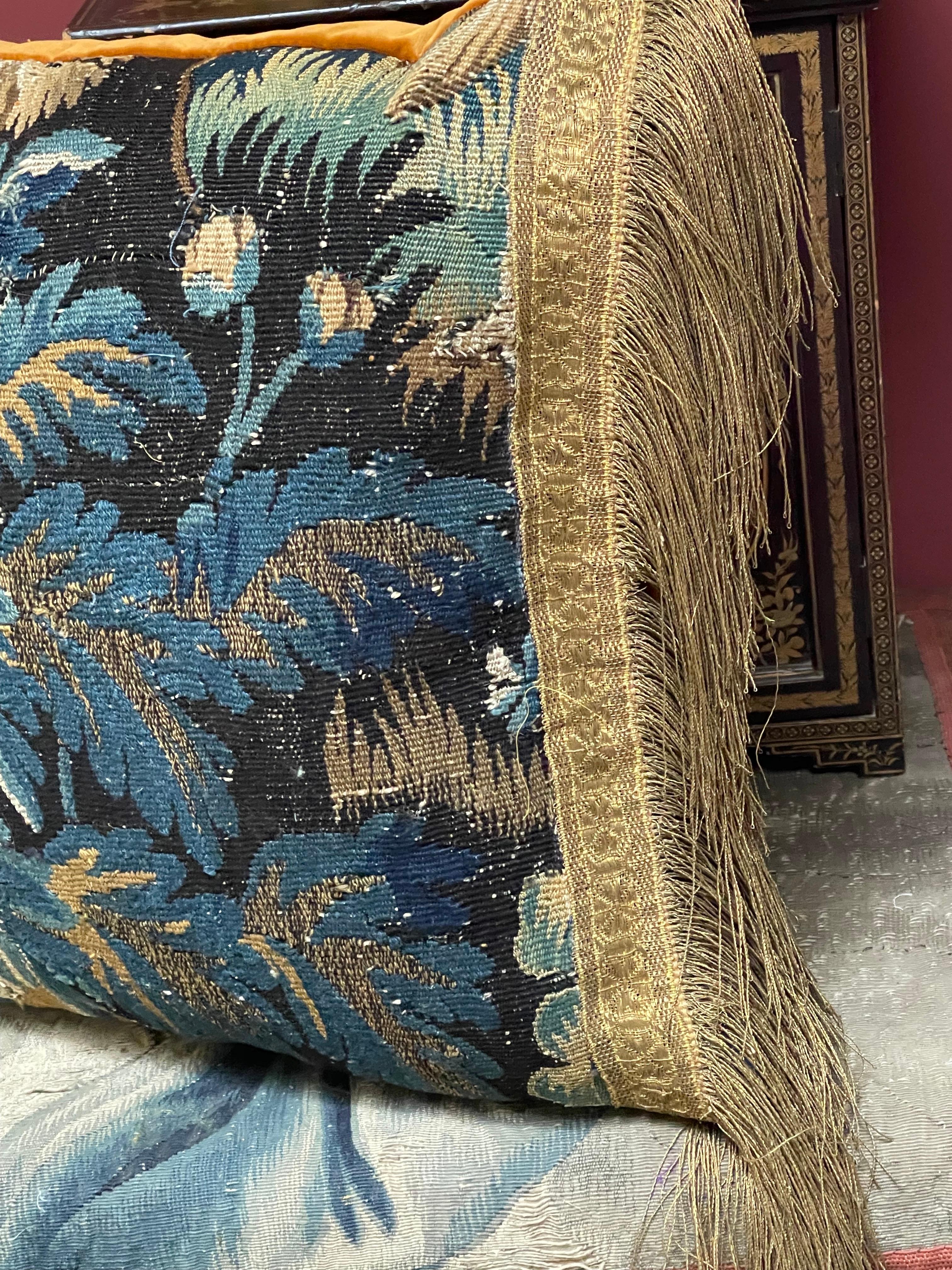 Cuscino su misura Hand Made     L'annuncio è per UN cuscino

Un pannello di arazzo Aubusson del XVII secolo.
Tessuto a mano in lana tinta naturale

Rifinito con nappe e trecce metalliche dorate del XVIII secolo.
Con un retro in velluto di mohair