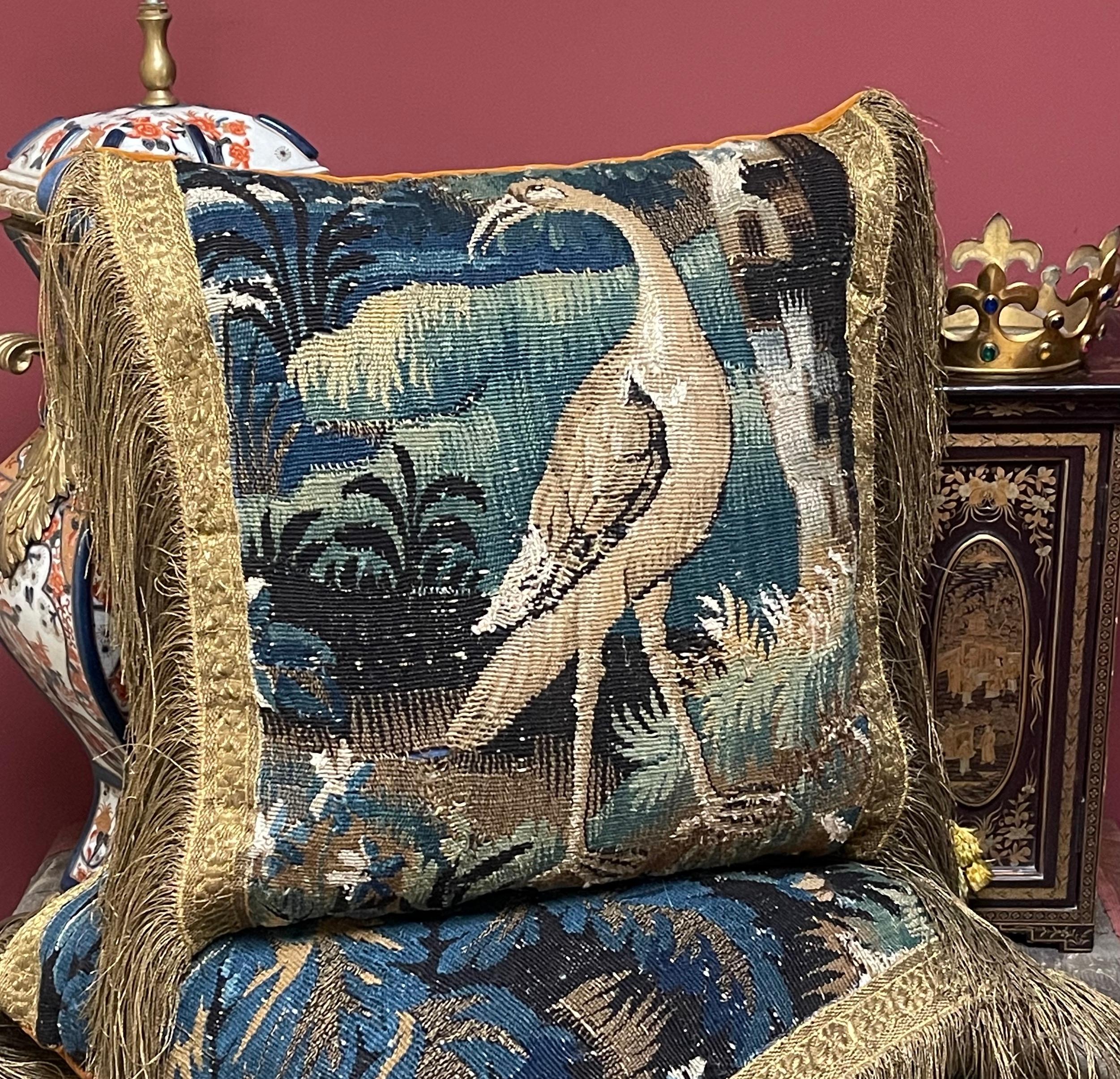 Cuscino su misura Hand Made     L'annuncio è per UN cuscino

Un pannello di arazzo Aubusson del XVII secolo.   L'annuncio è per UN cuscino
Tessuto a mano in lana tinta naturale

Rifinito con nappe e trecce metalliche dorate del XVIII secolo.
Con un