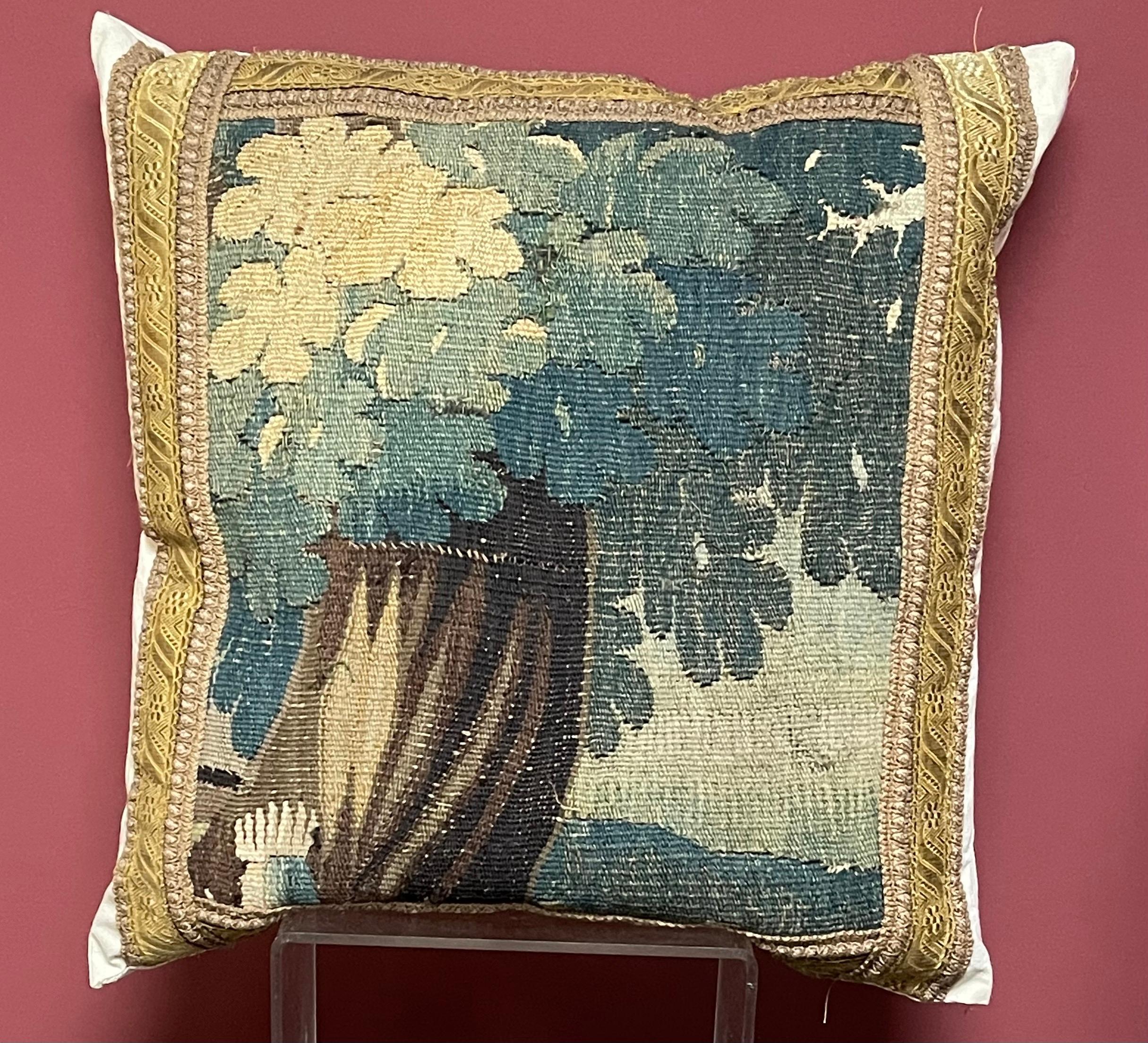 Francese Cuscino ad arazzo Aubusson del XVII secolo in vendita