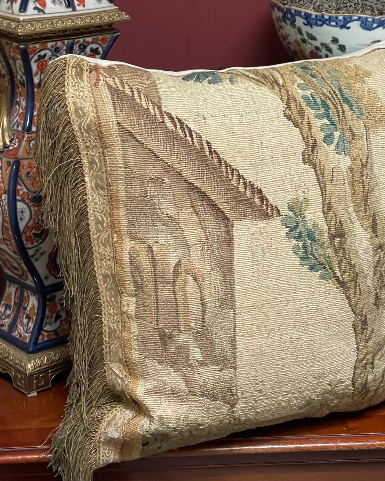 Almohada tapiz de Aubusson del siglo XVII Hecho a mano en venta