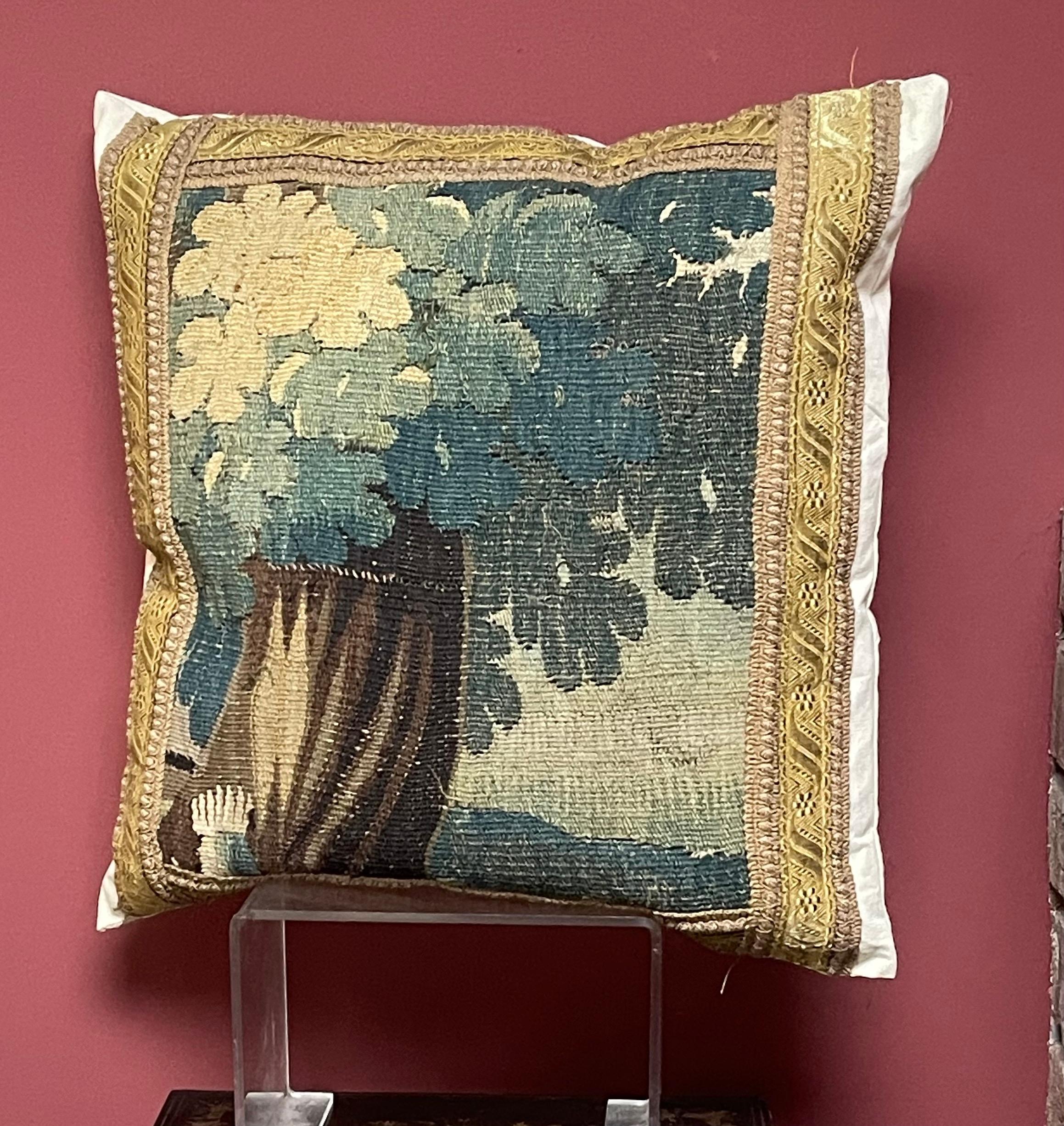 Tessuto Cuscino ad arazzo Aubusson del XVII secolo in vendita