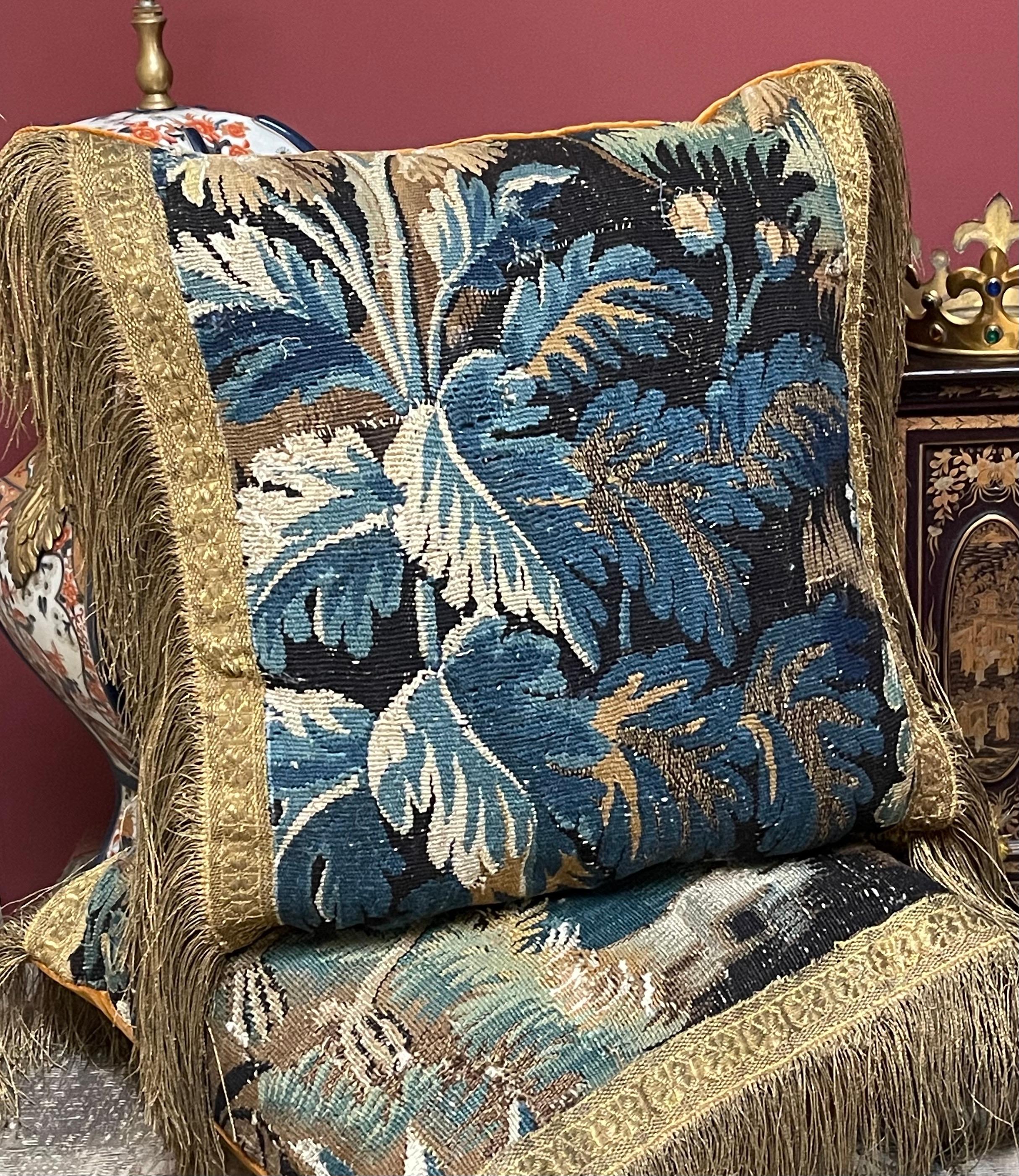 Tessuto a mano Cuscino ad arazzo Aubusson del XVII secolo in vendita