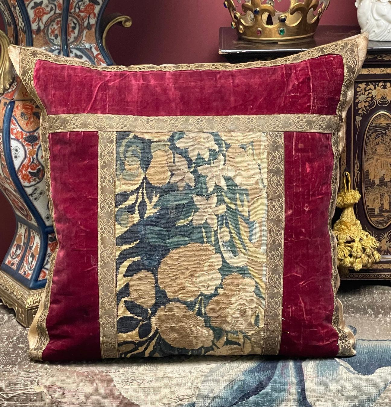 Cuscino su misura realizzato a mano
Velluto di seta veneziano dell'inizio del XVII secolo
Pannello di arazzo Aubusson Verdure francese del XVII secolo
Trecce metalliche dorate del XVIII secolo
Il supporto in tessuto color oro pallido è molto più