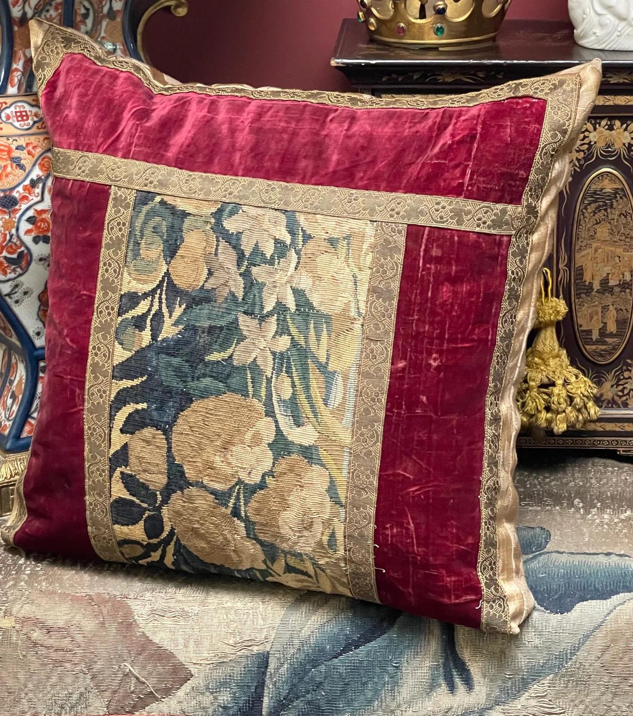 Francese Cuscino in velluto con arazzo Aubusson del XVII secolo in vendita