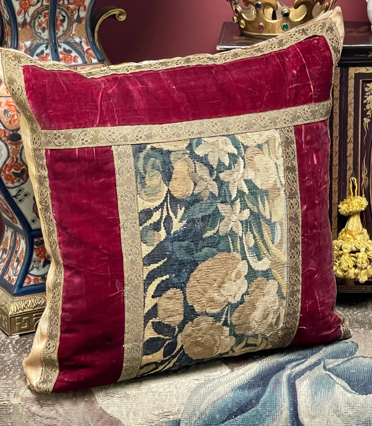 Tessuto a mano Cuscino in velluto con arazzo Aubusson del XVII secolo in vendita