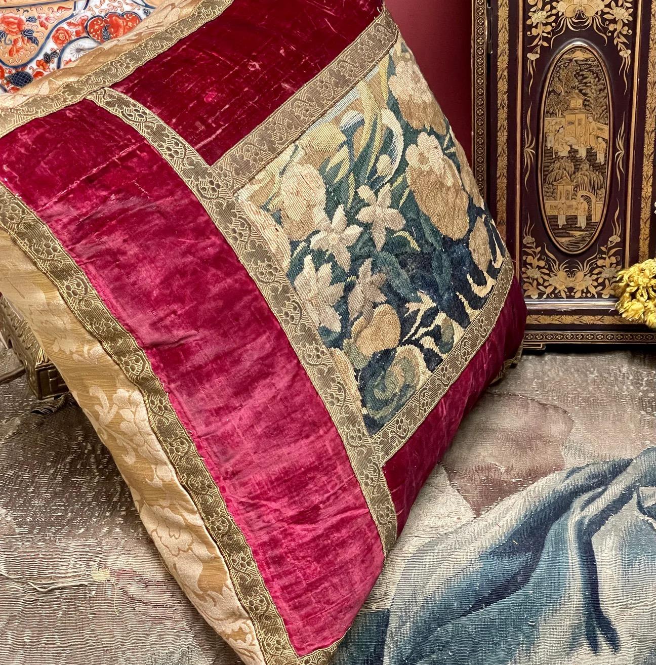 Cuscino in velluto con arazzo Aubusson del XVII secolo In condizioni buone in vendita a Canterbury, GB