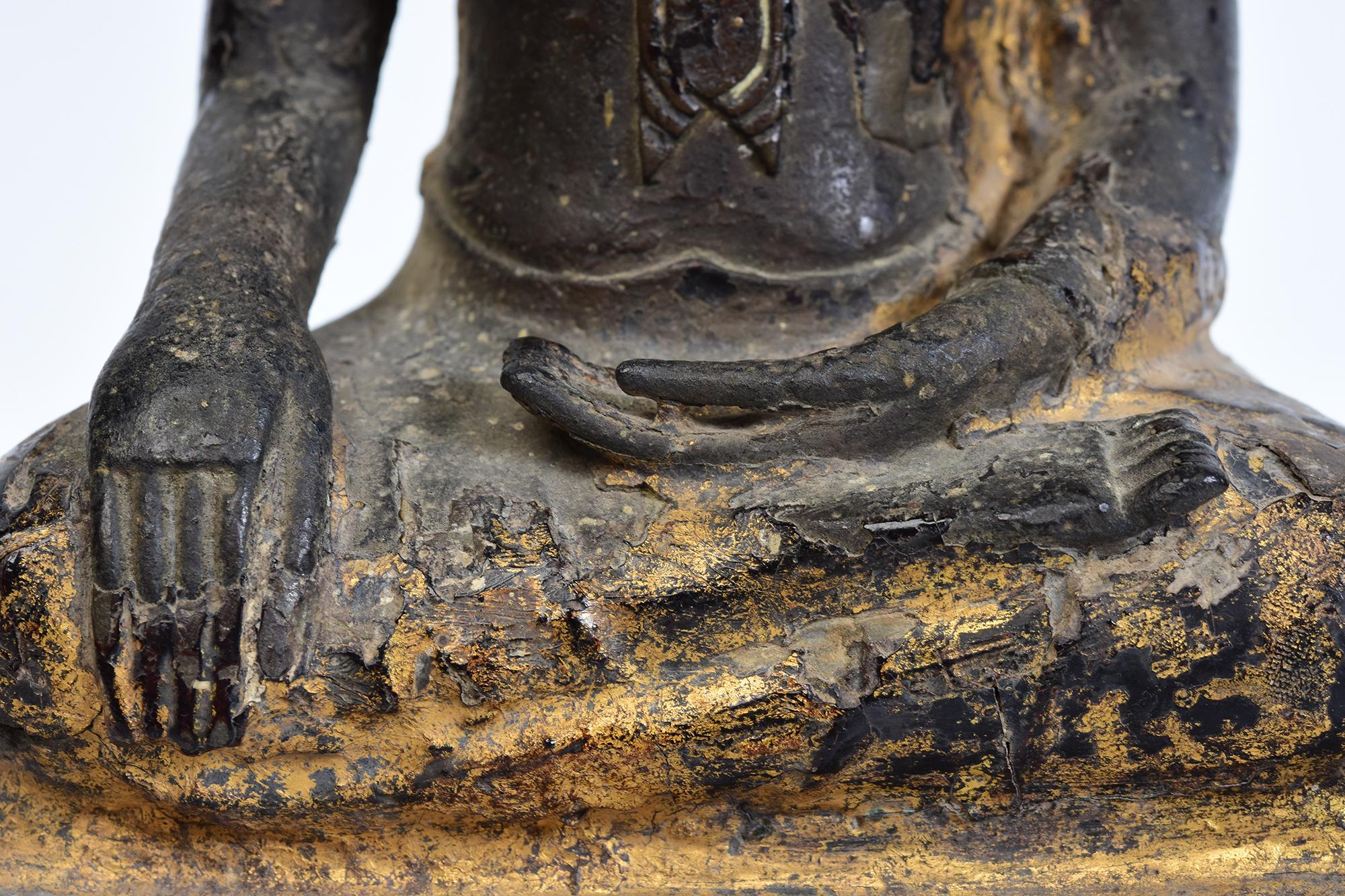 17th Century, Ayutthaya, Antique Thai Bronze Seated Buddha Statue In Good Condition For Sale In Sampantawong, TH