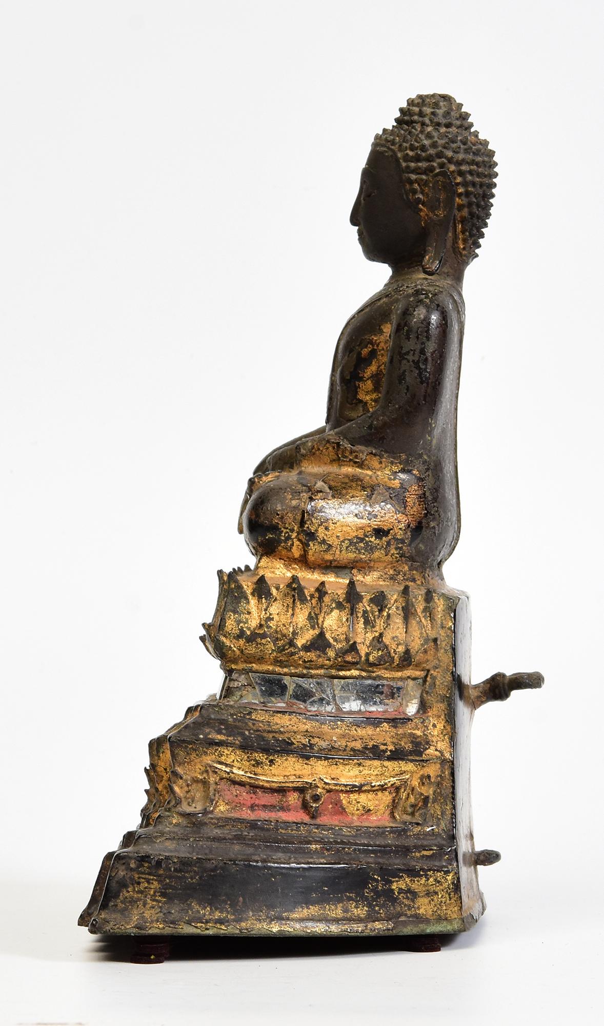17th Century, Ayutthaya, Antique Thai Bronze Seated Buddha Statue For Sale 3