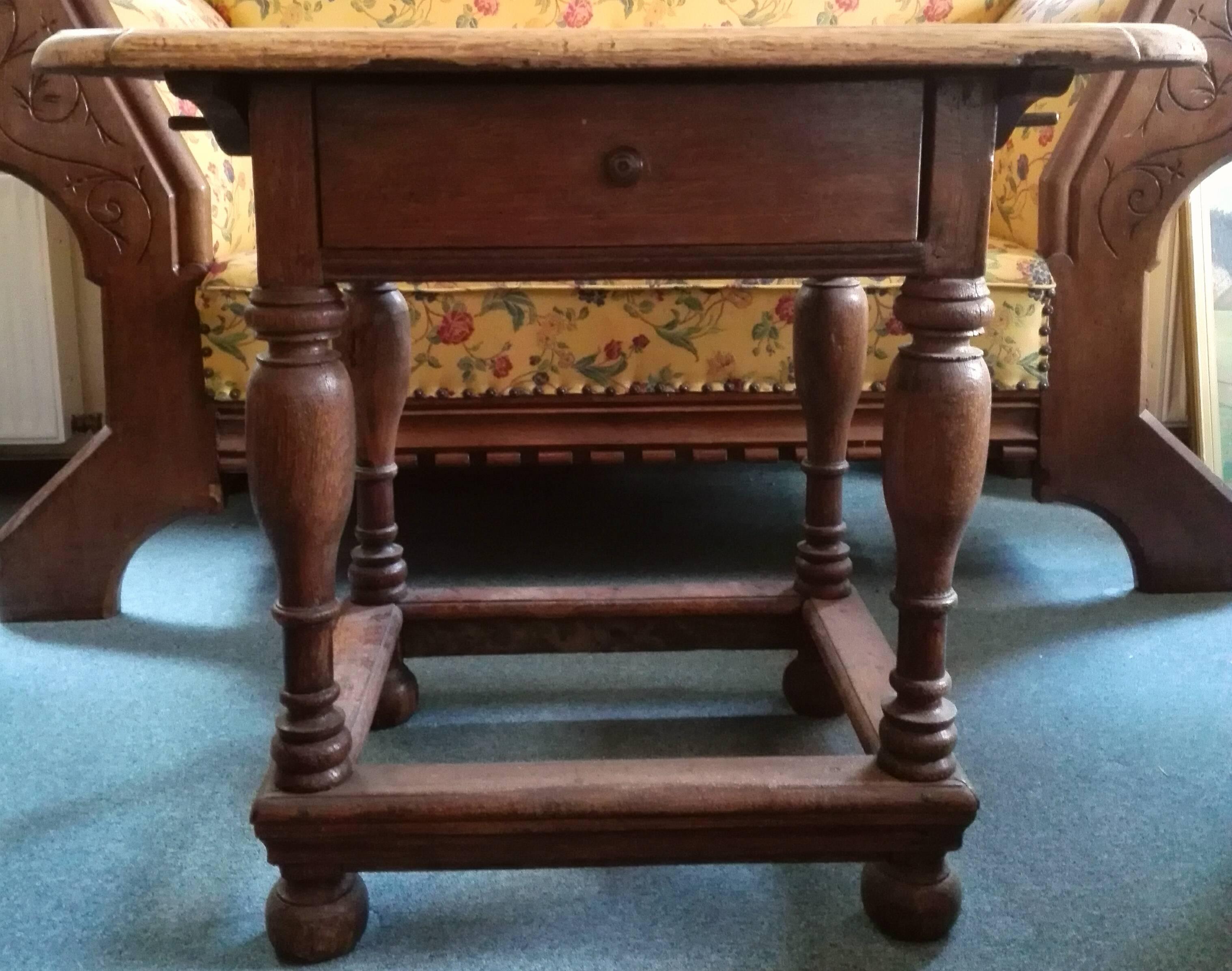 Important early and small Baroque table with removable top. With baluster legs and foot frame, as well as a Baroque profiled, removable plate and stored under it, large drawer!
The complete table is masterfully restored and the frame is oilwaxed!