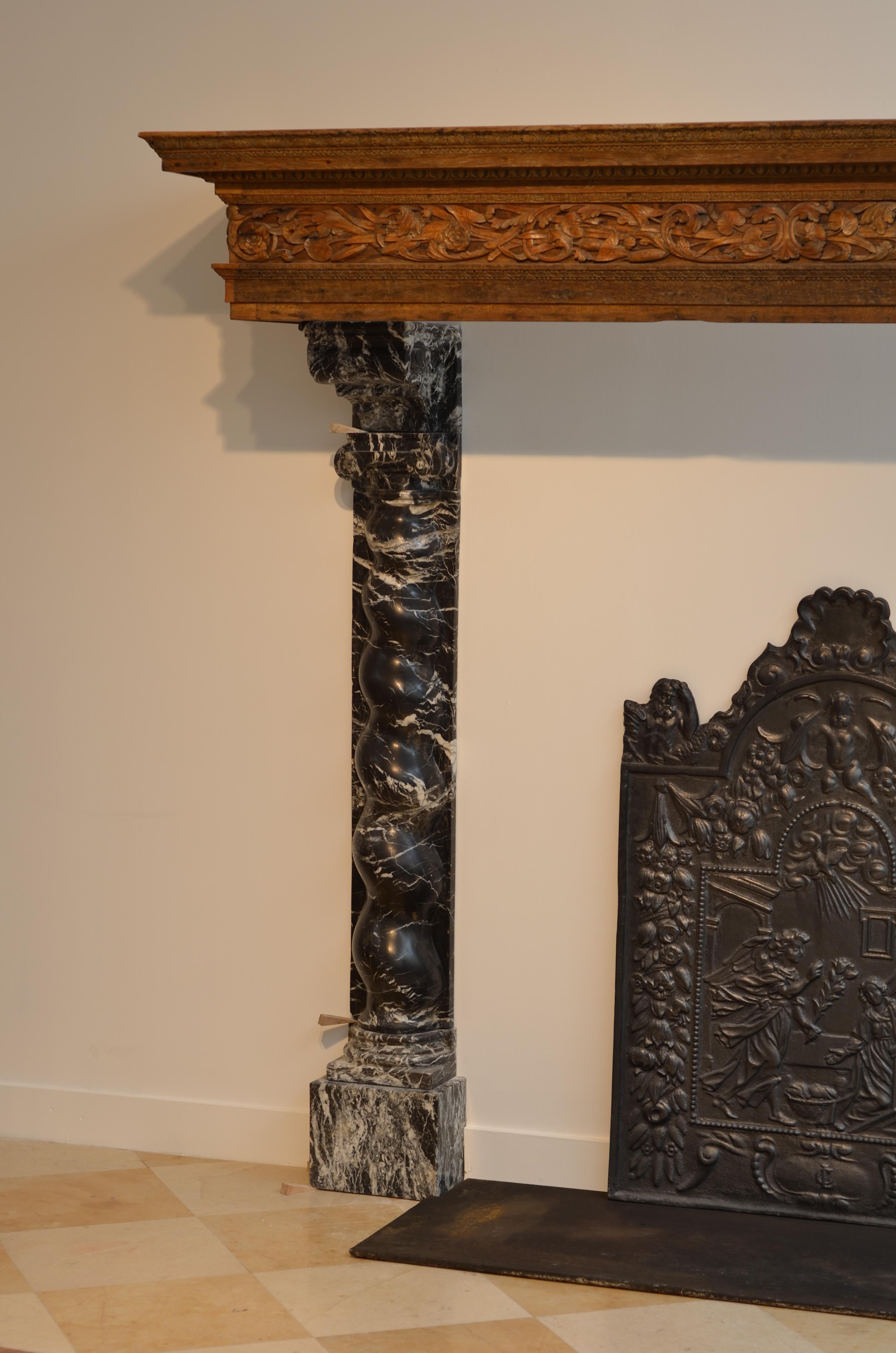 Unique 17th Century Baroque Dutch Fireplace In Good Condition For Sale In Haarlem, Noord-Holland