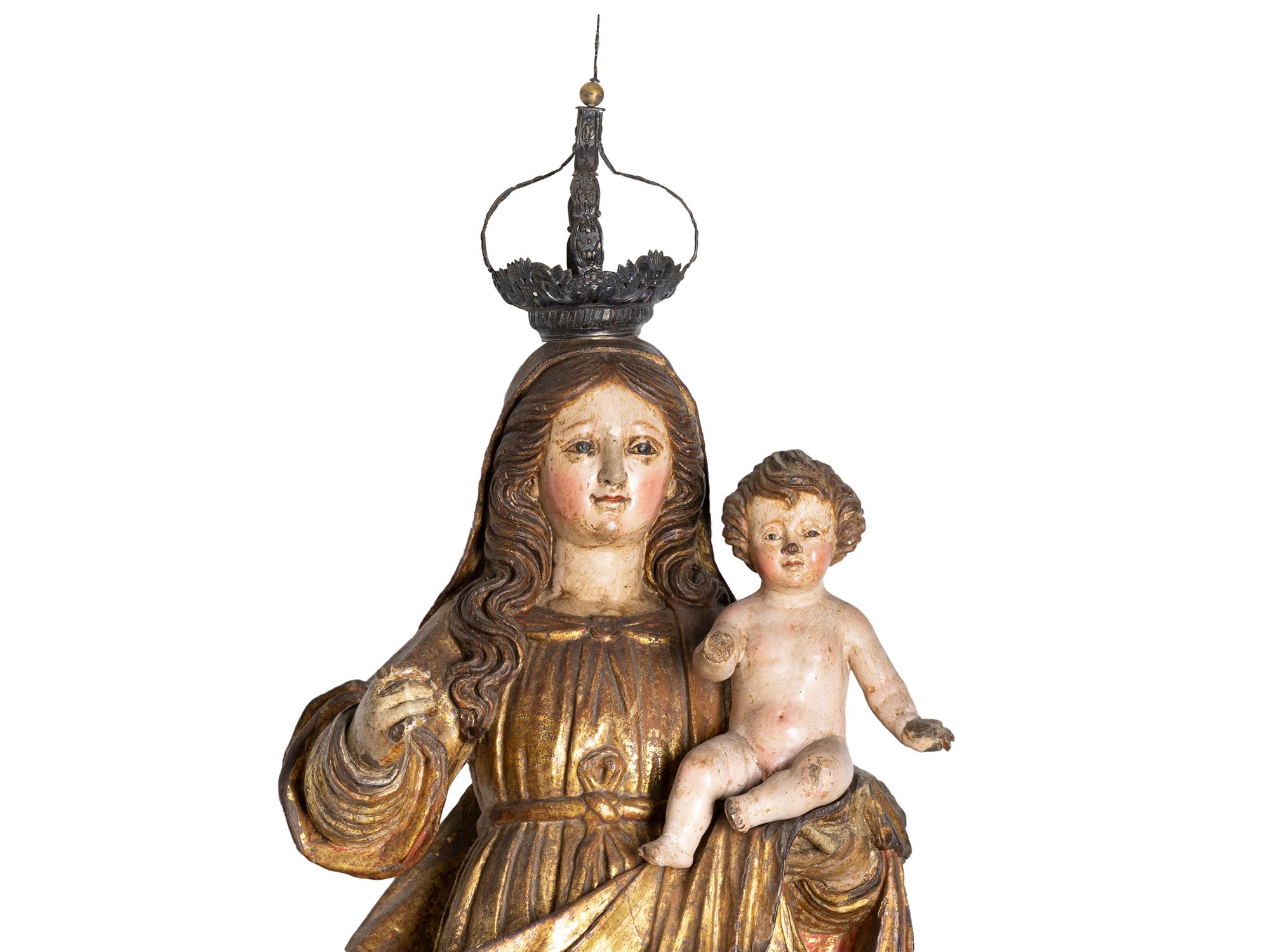 Hand-Carved 17th Century Baroque Figure Of «Madonna and Jesus», Portugal For Sale