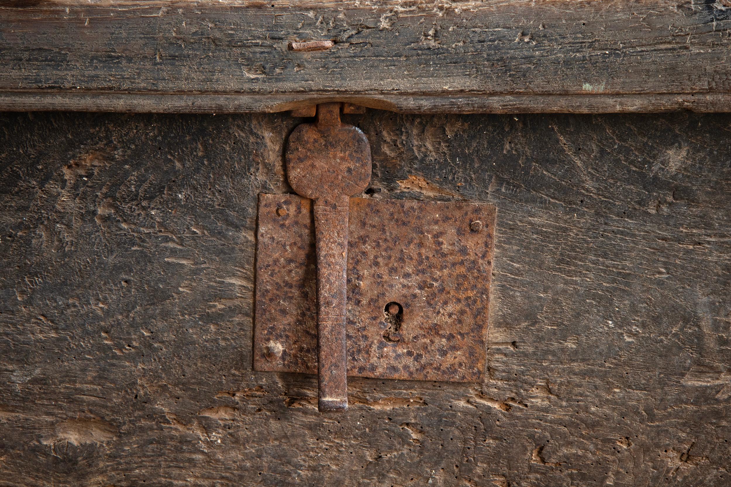 Cassapanca barocca del XVII secolo in Oak In condizioni deteriorate in vendita a Allerum, SE