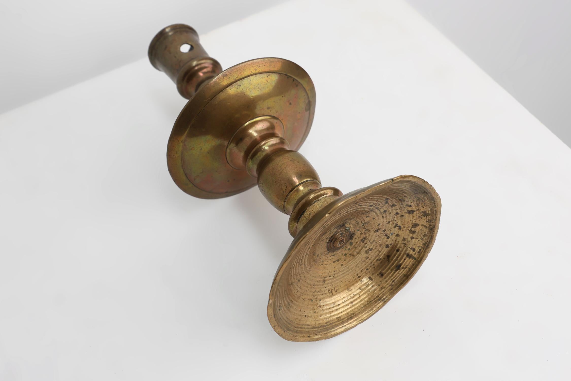 Candeliere in bronzo belga del XVII secolo in stile rinascimentale in vendita 3