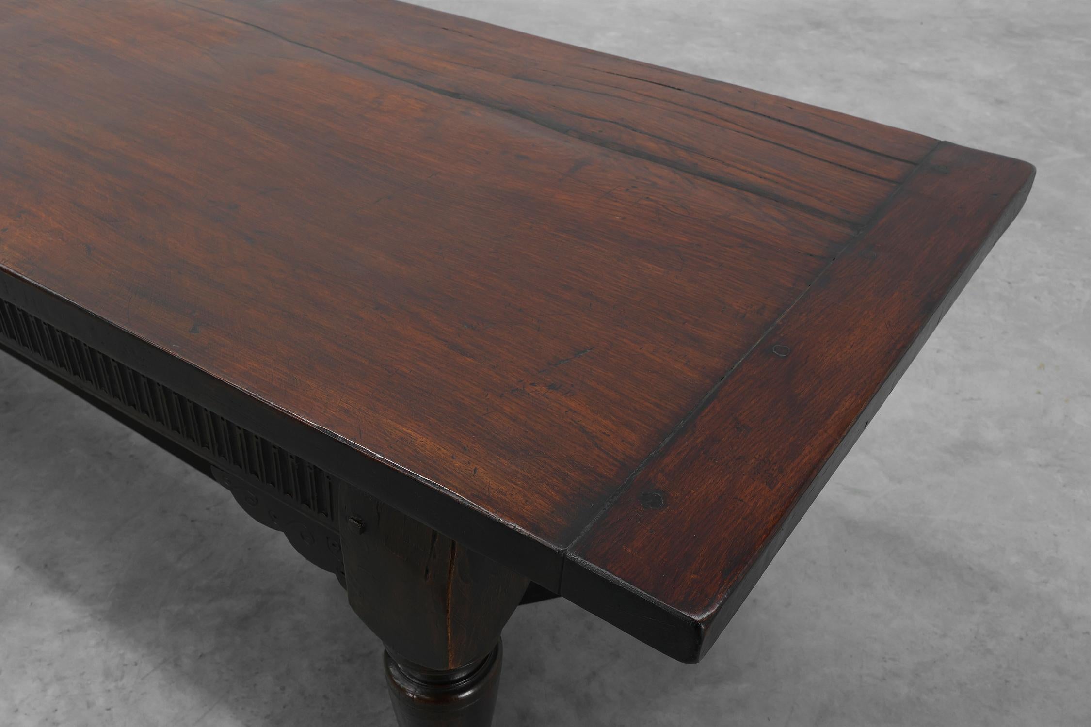 Mesa de comedor belga del siglo XVII de roble oscuro macizo en venta 2
