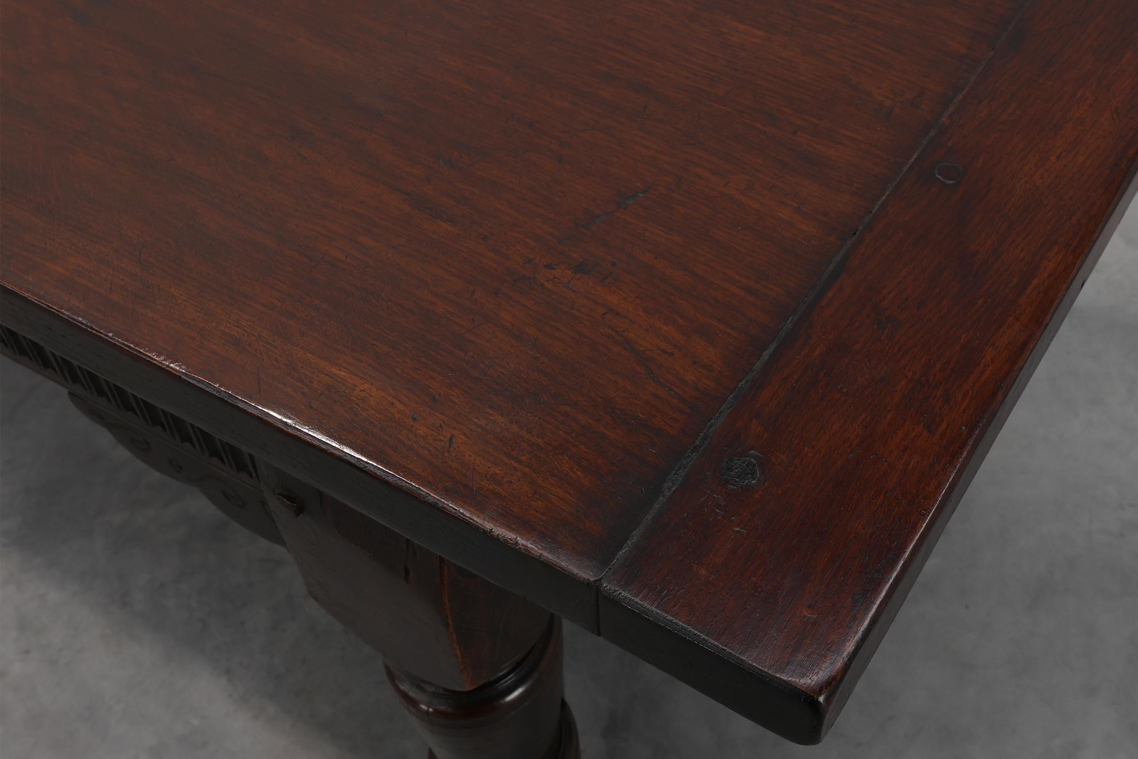 Mesa de comedor belga del siglo XVII de roble oscuro macizo en venta 3
