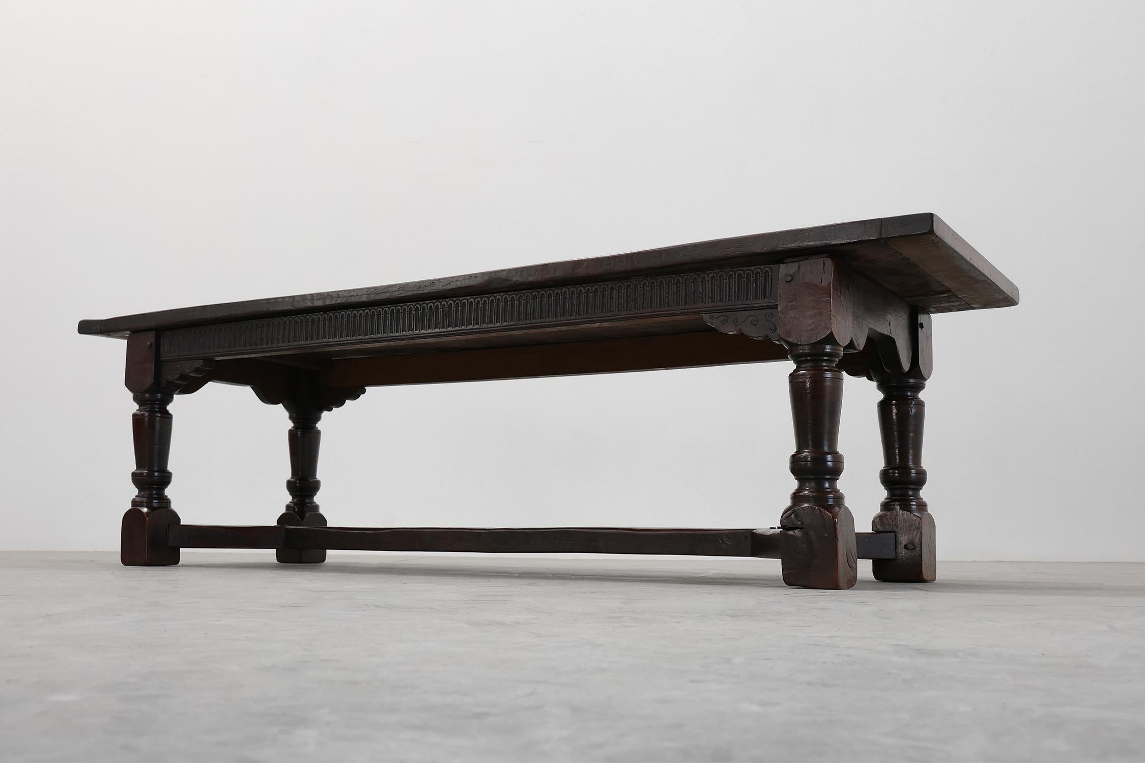 Mesa de comedor belga del siglo XVII de roble oscuro macizo en venta 4