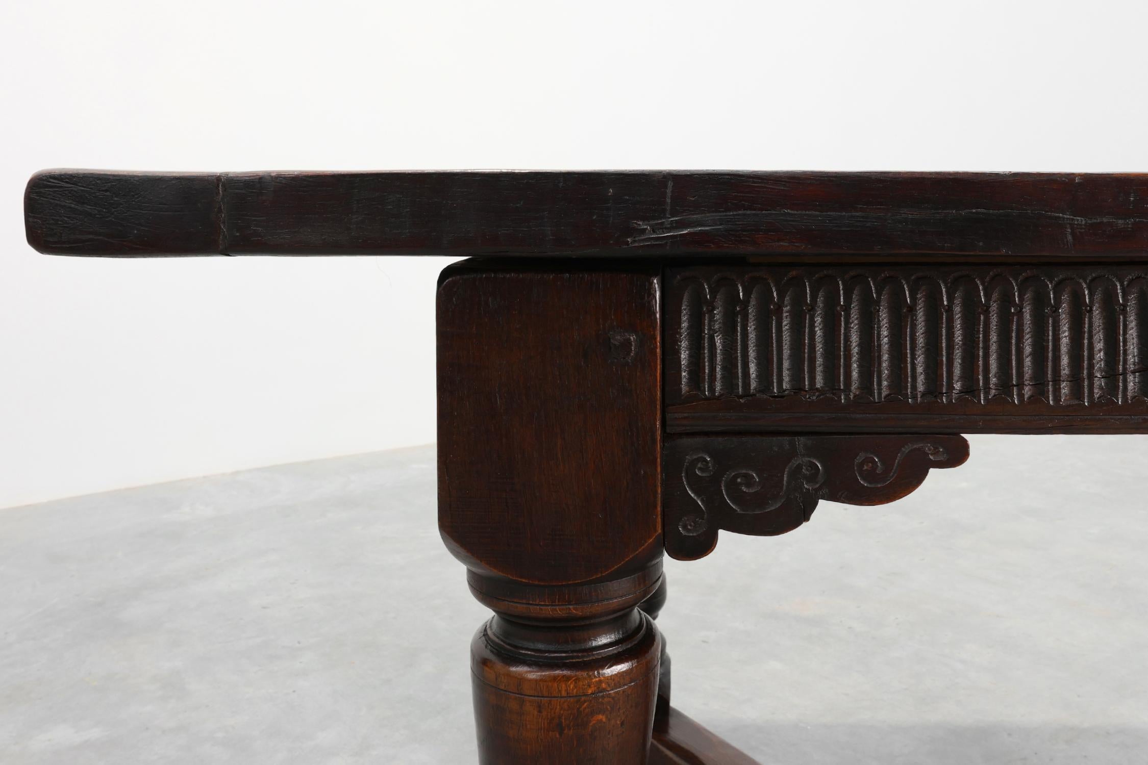 Mesa de comedor belga del siglo XVII de roble oscuro macizo en venta 5