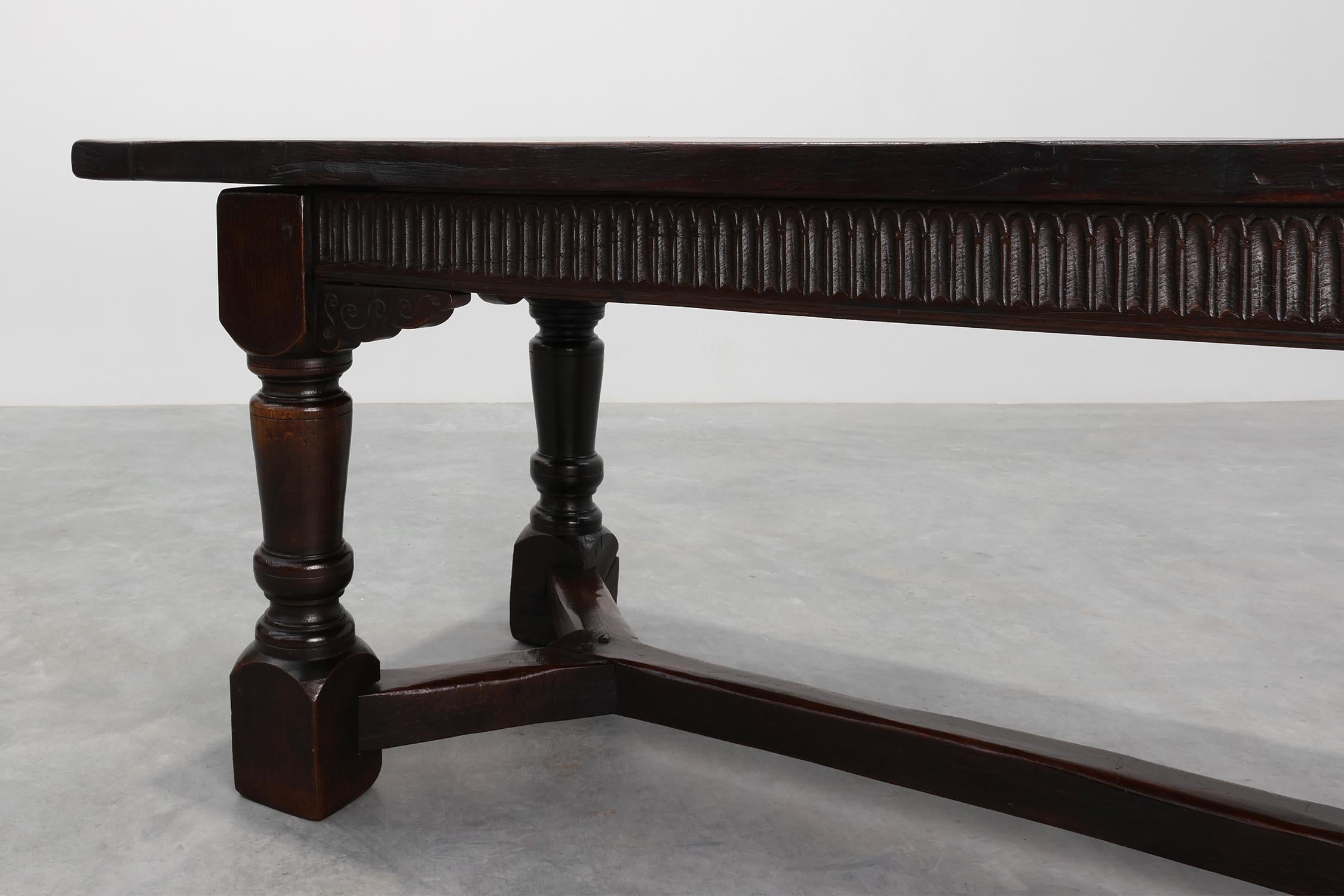 Mesa de comedor belga del siglo XVII de roble oscuro macizo en venta 6