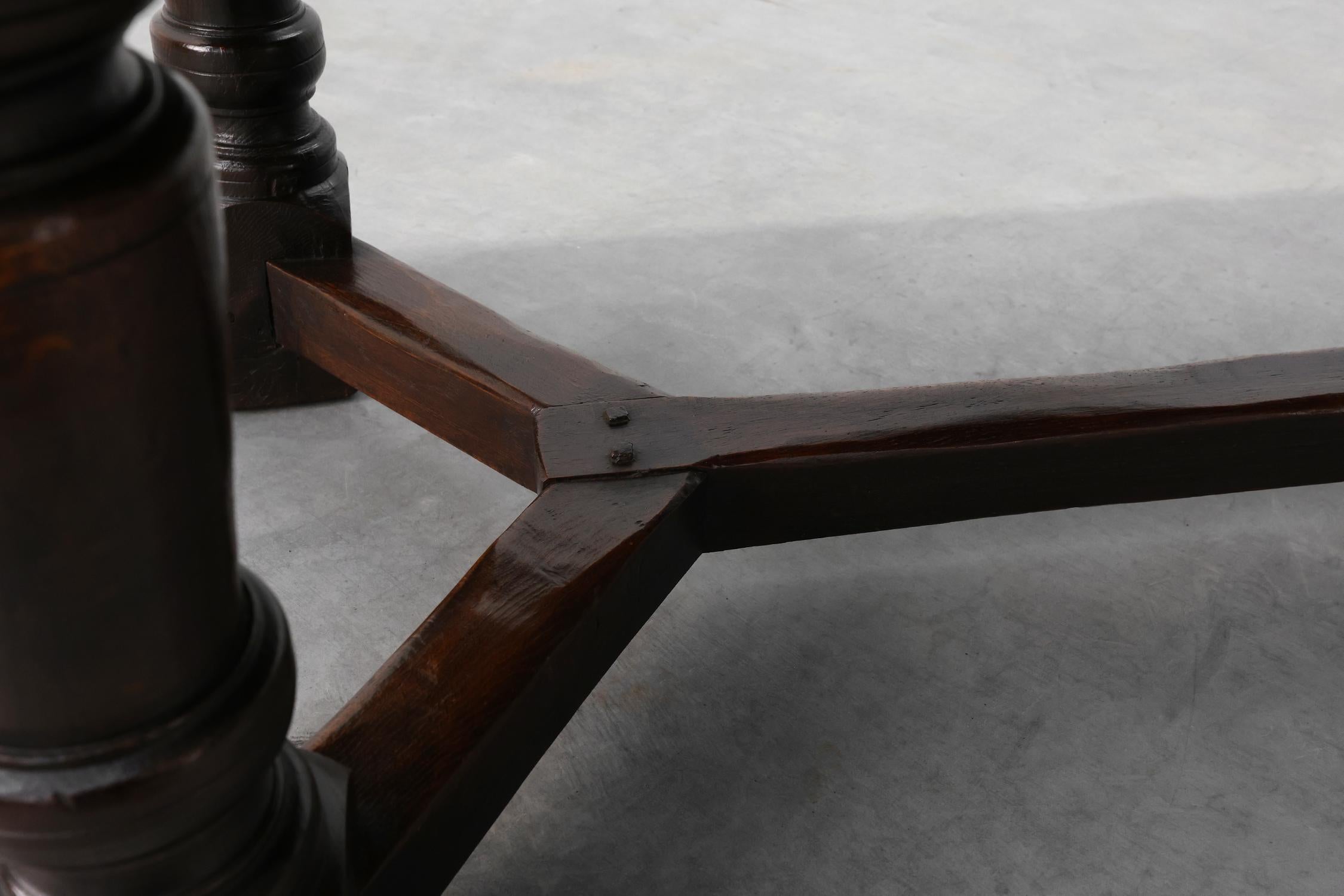 Mesa de comedor belga del siglo XVII de roble oscuro macizo en venta 8