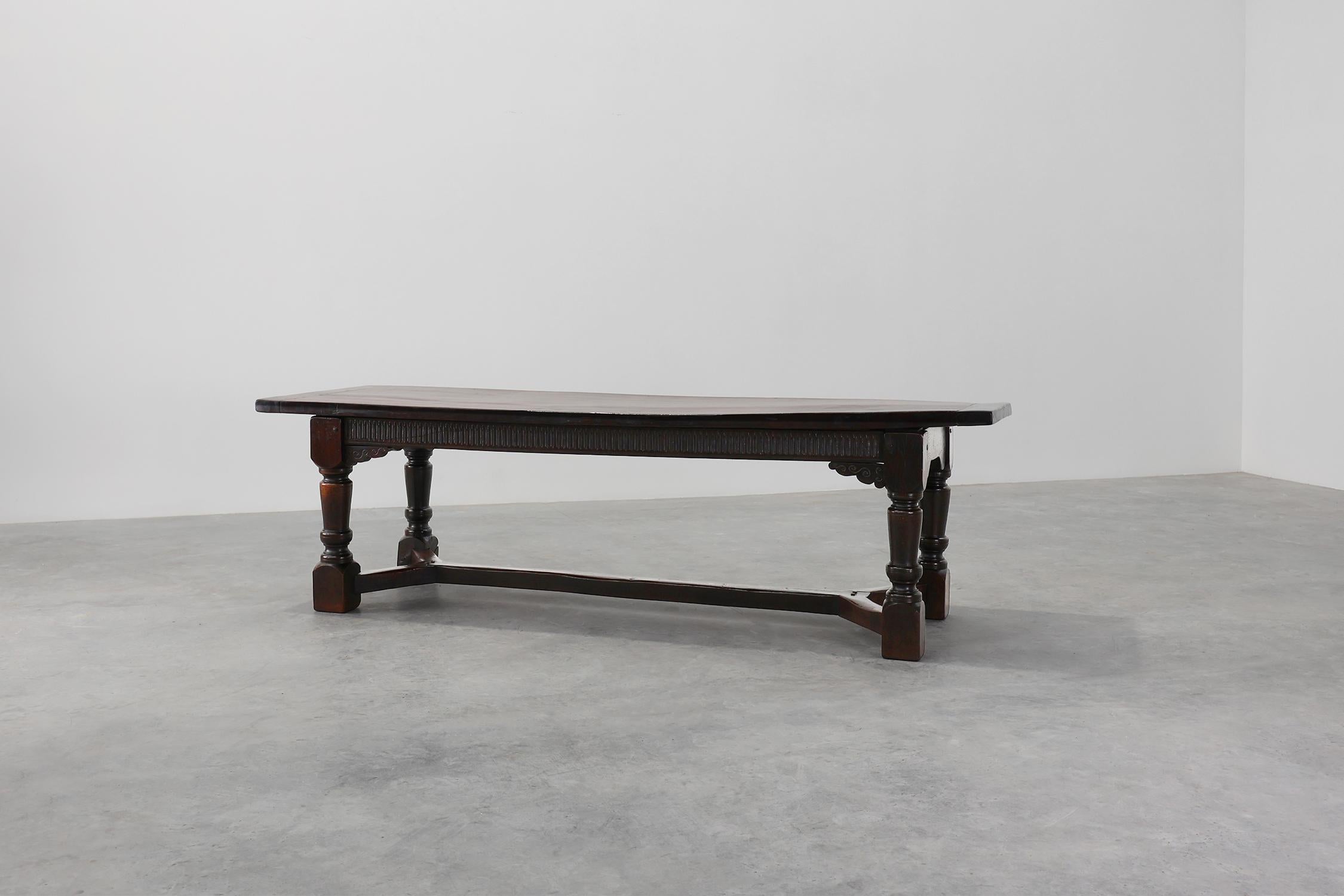 Mesa de comedor belga del siglo XVII de roble oscuro macizo en venta 9