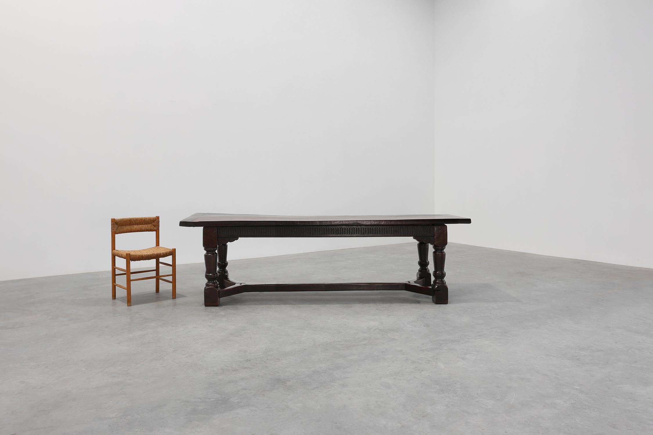 Bélgica / siglo XVII / mesa de comedor / roble / Antiguo 

Magnífico ejemplo de la primitiva artesanía belga, esta mesa de comedor de roble del siglo XVII rezuma la presencia, solidez y belleza arquitectónica características de la época. Fabricada