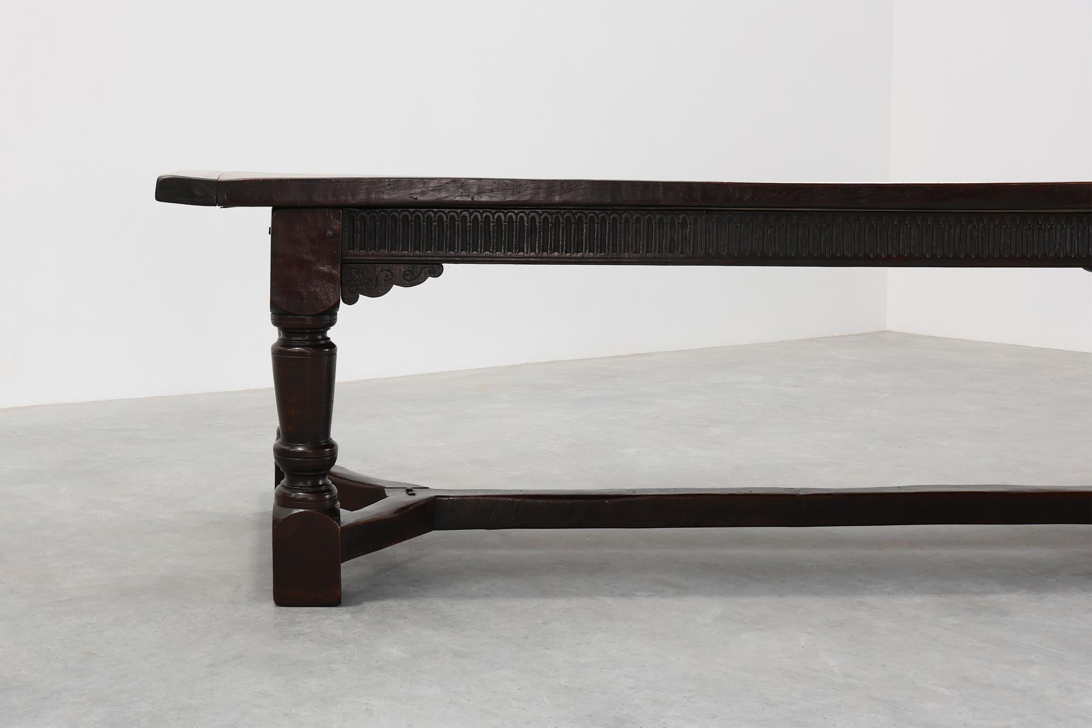 Mesa de comedor belga del siglo XVII de roble oscuro macizo Rústico en venta