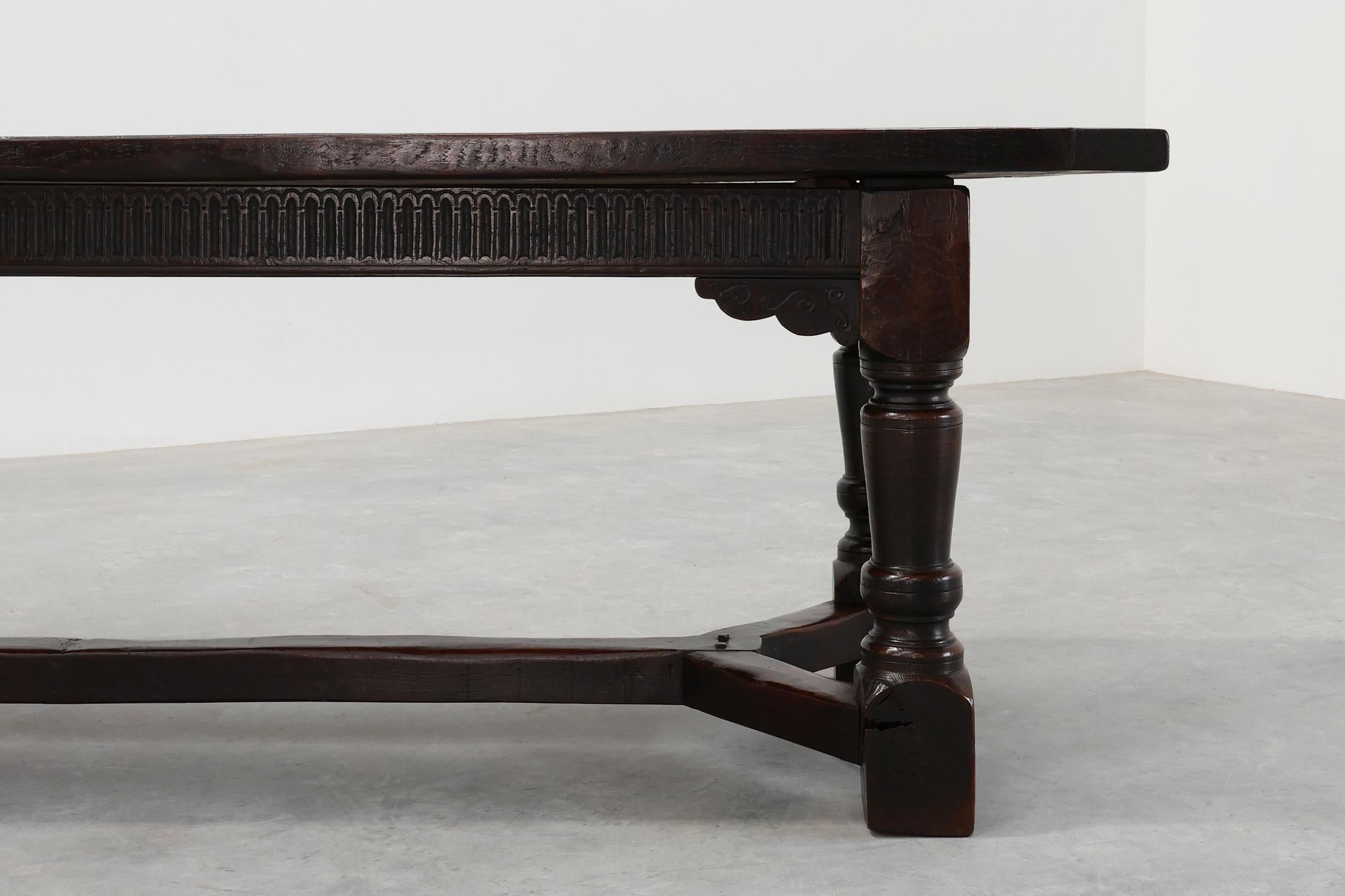 Mesa de comedor belga del siglo XVII de roble oscuro macizo Belga en venta